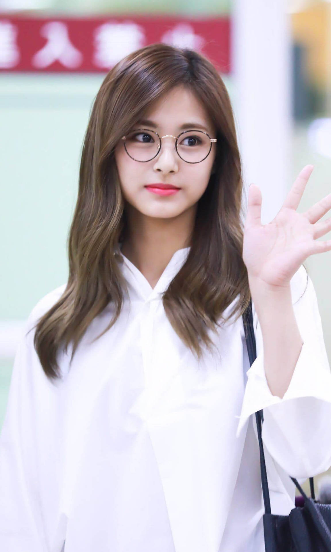 Tzuyu Airport Outfit Background