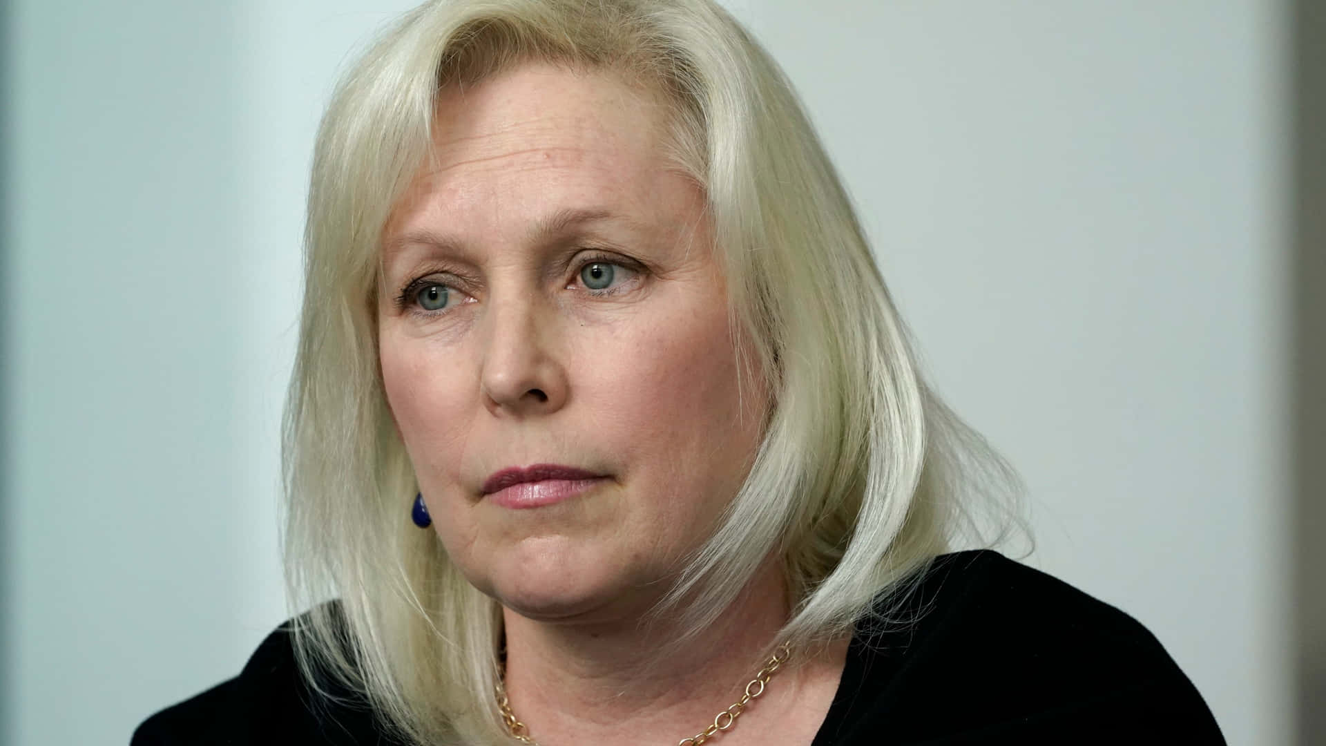 U.s. Senator Kirsten Gillibrand Showing A Serious Expression Background