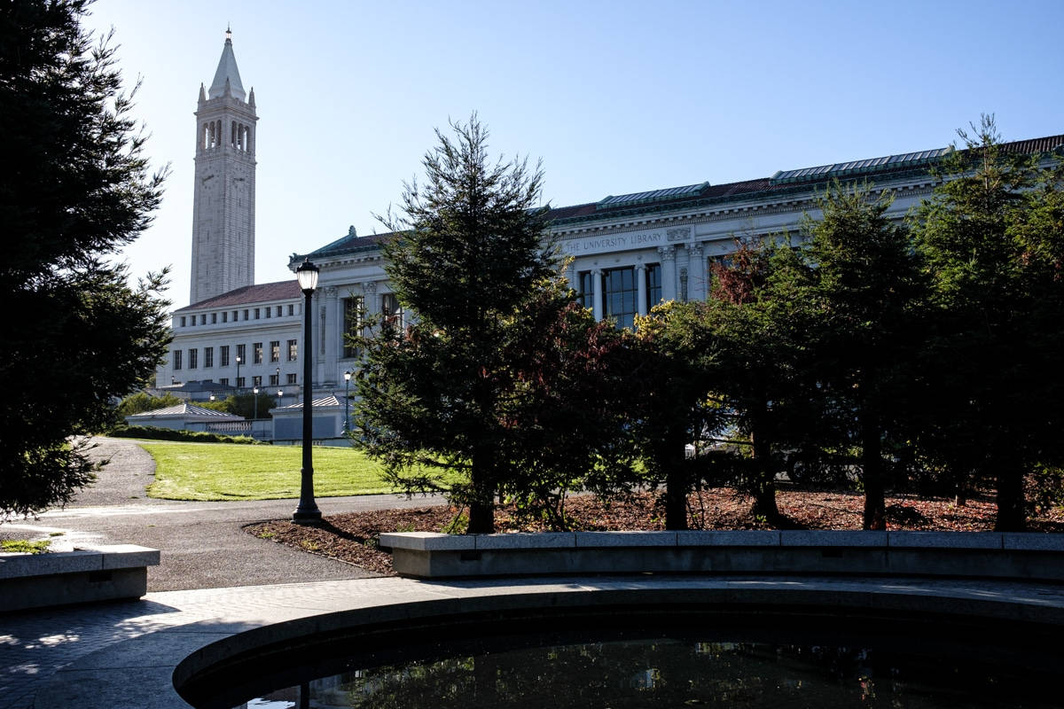 Ucb Fountain And Park Background