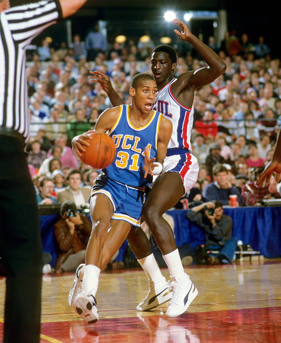 Ucla Basketball Legend Reggie Miller In Action.