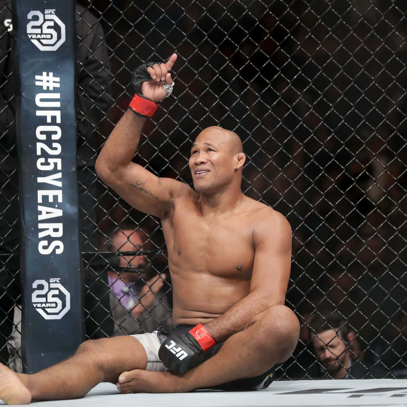 Ufc Fighter Ronaldo Souza Pointing Up Background