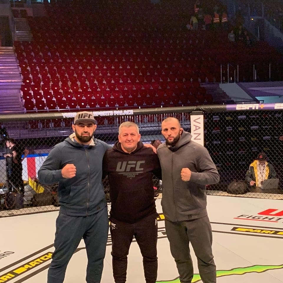 Ufc Fighter Shamil Abdurakhimov Training With Coach Background
