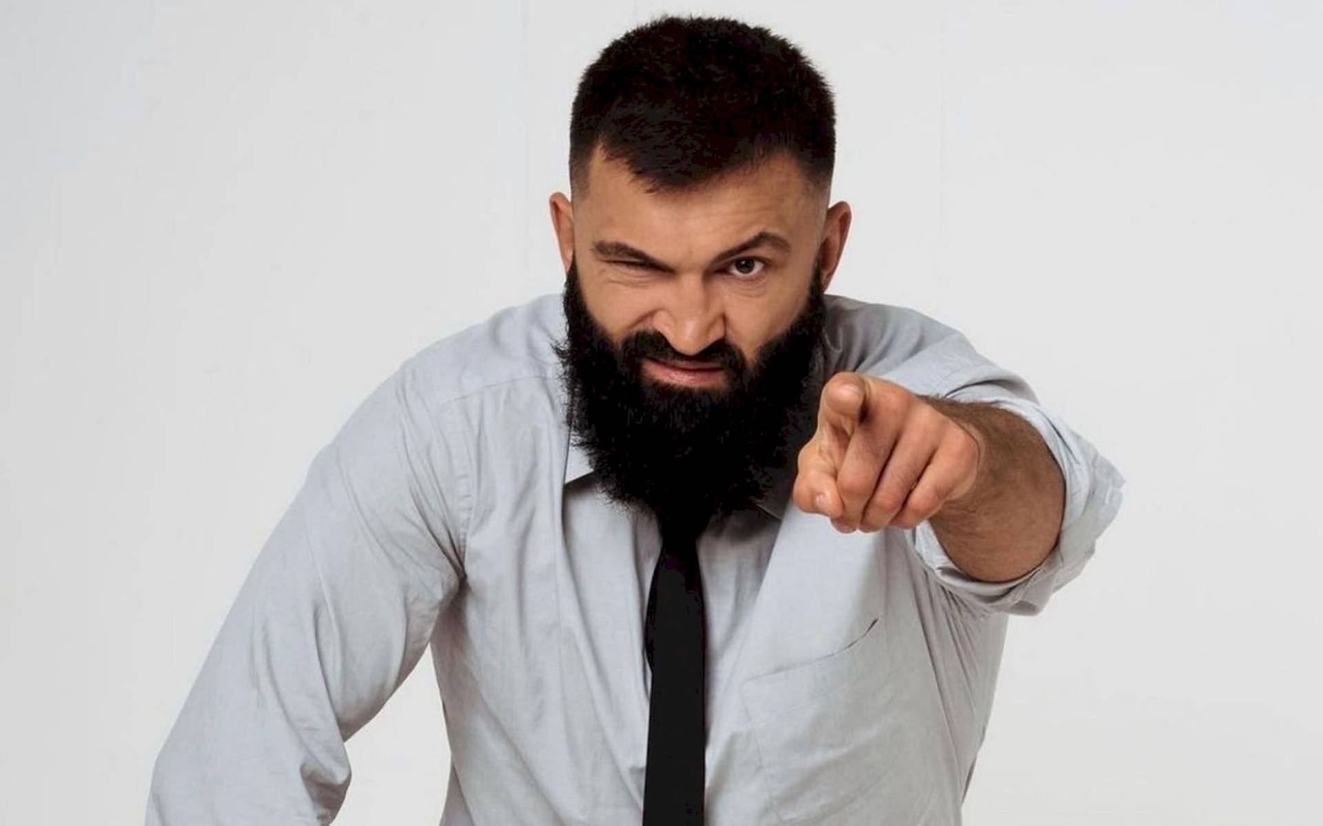 Ufc Heavyweight Andrei Arlovski Pointing Background