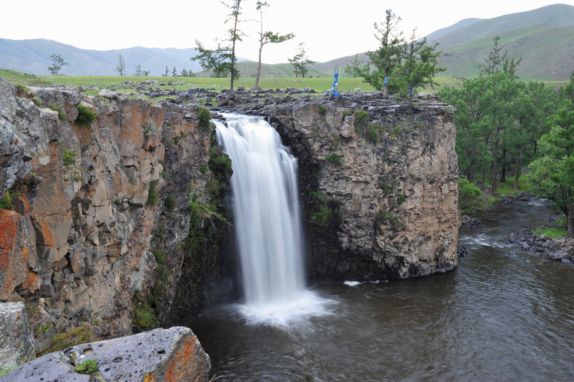 Ulaan Tsutgalan Waterfall In Mongolia Background