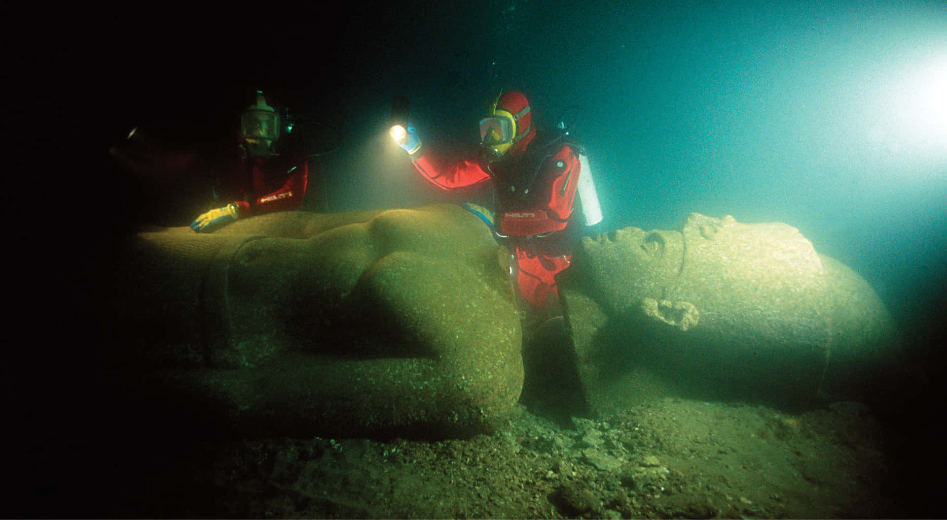 Underwater_ Exploration_of_ Sunken_ Statues Background