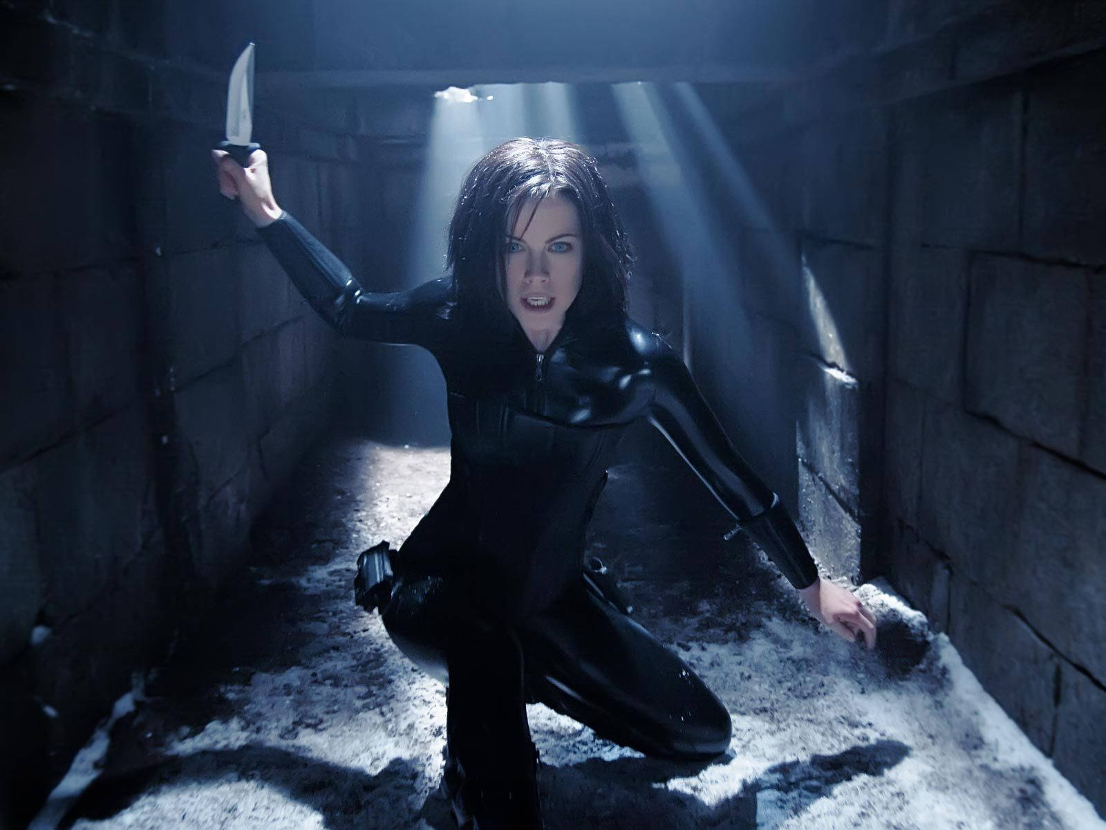 Underworld's Selene (kate Beckinsale) Unleashes Her Inner Vampire