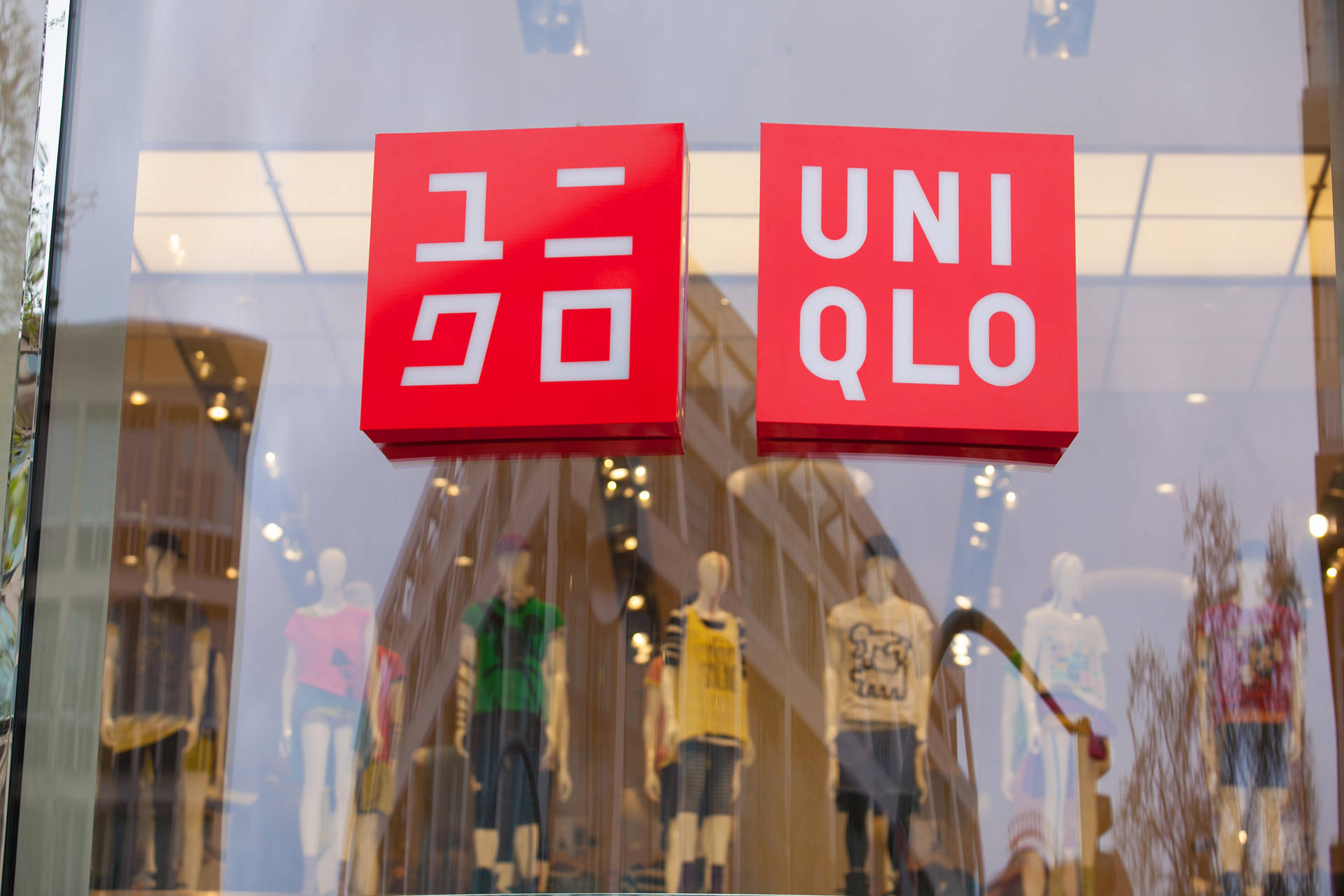 Uniqlo Red Logo Background