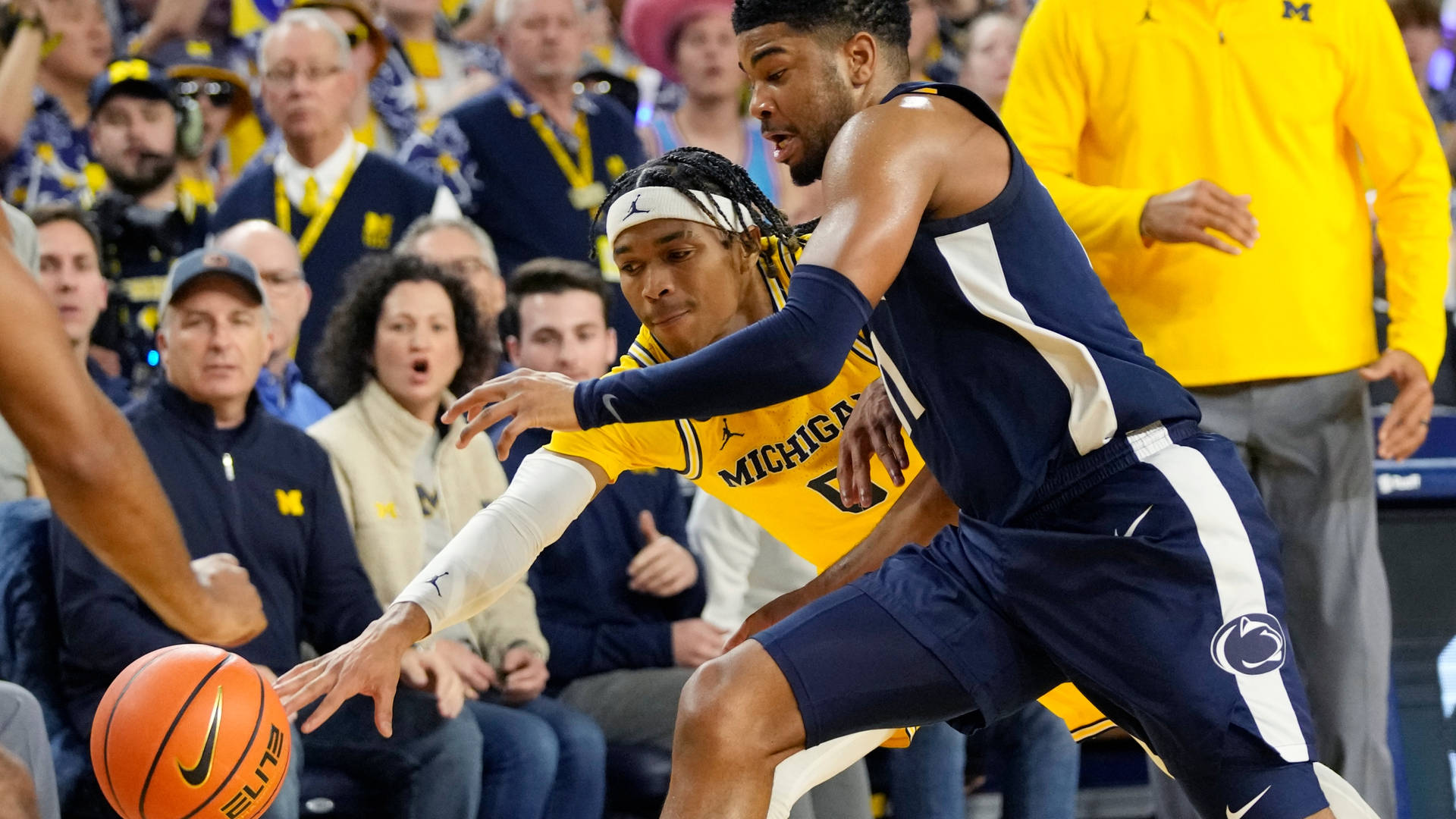 University Of Michigan-ann Arbor Collegiate Basketball Game Background