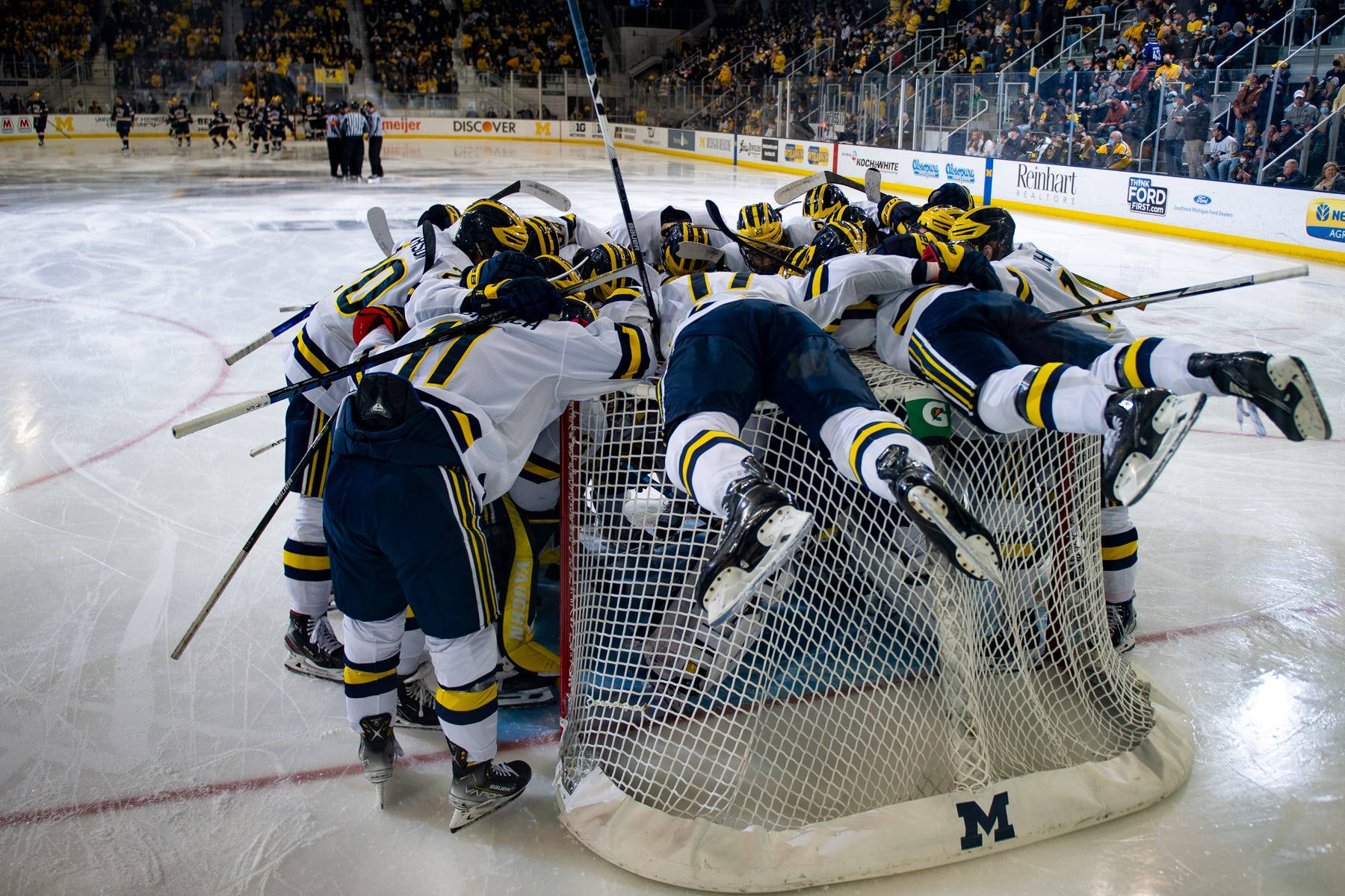 University Of Michigan-ann Arbor Hockey Team Huddle Background