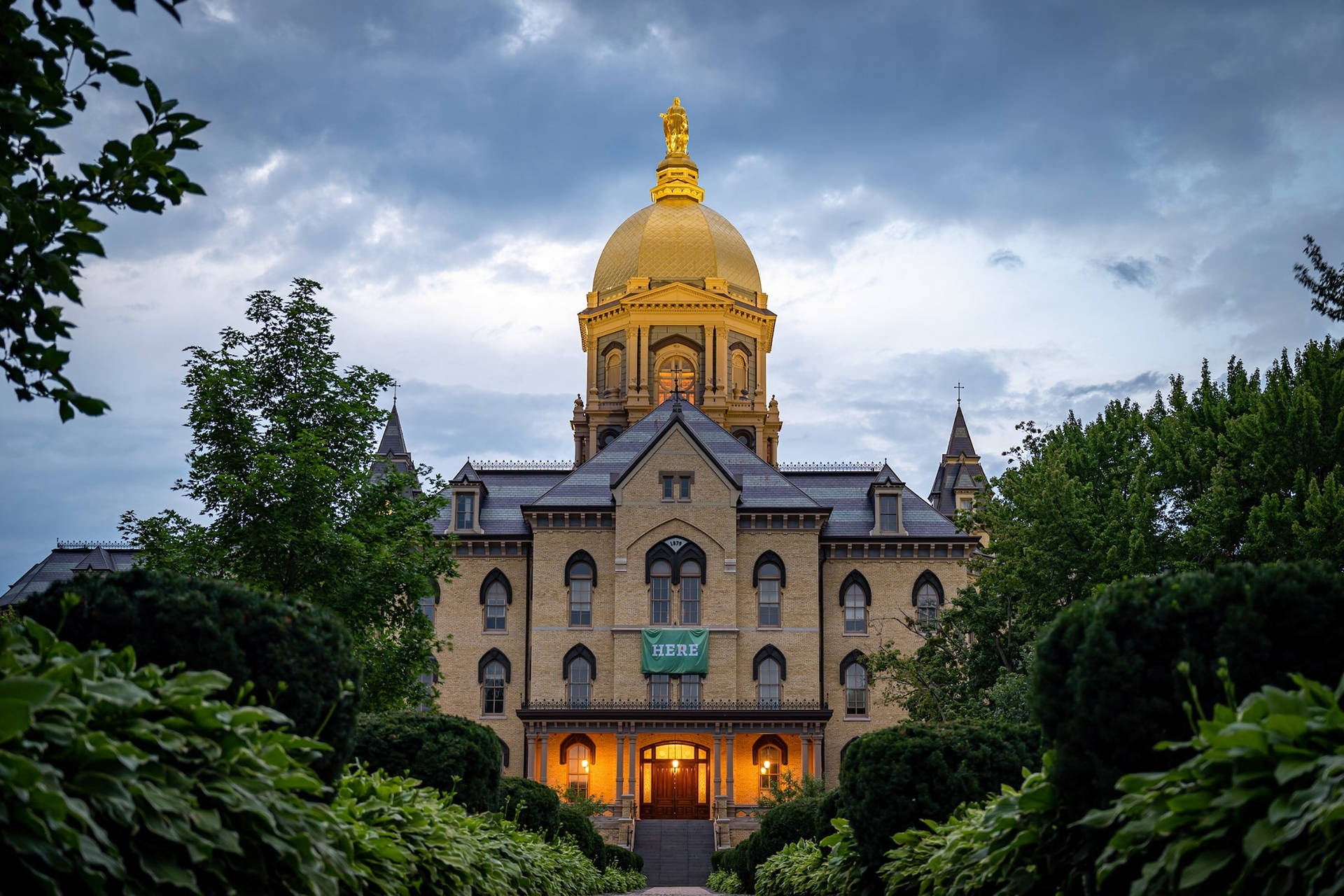 University Of Notre Dame Golden Dome Cloudy Sky Background