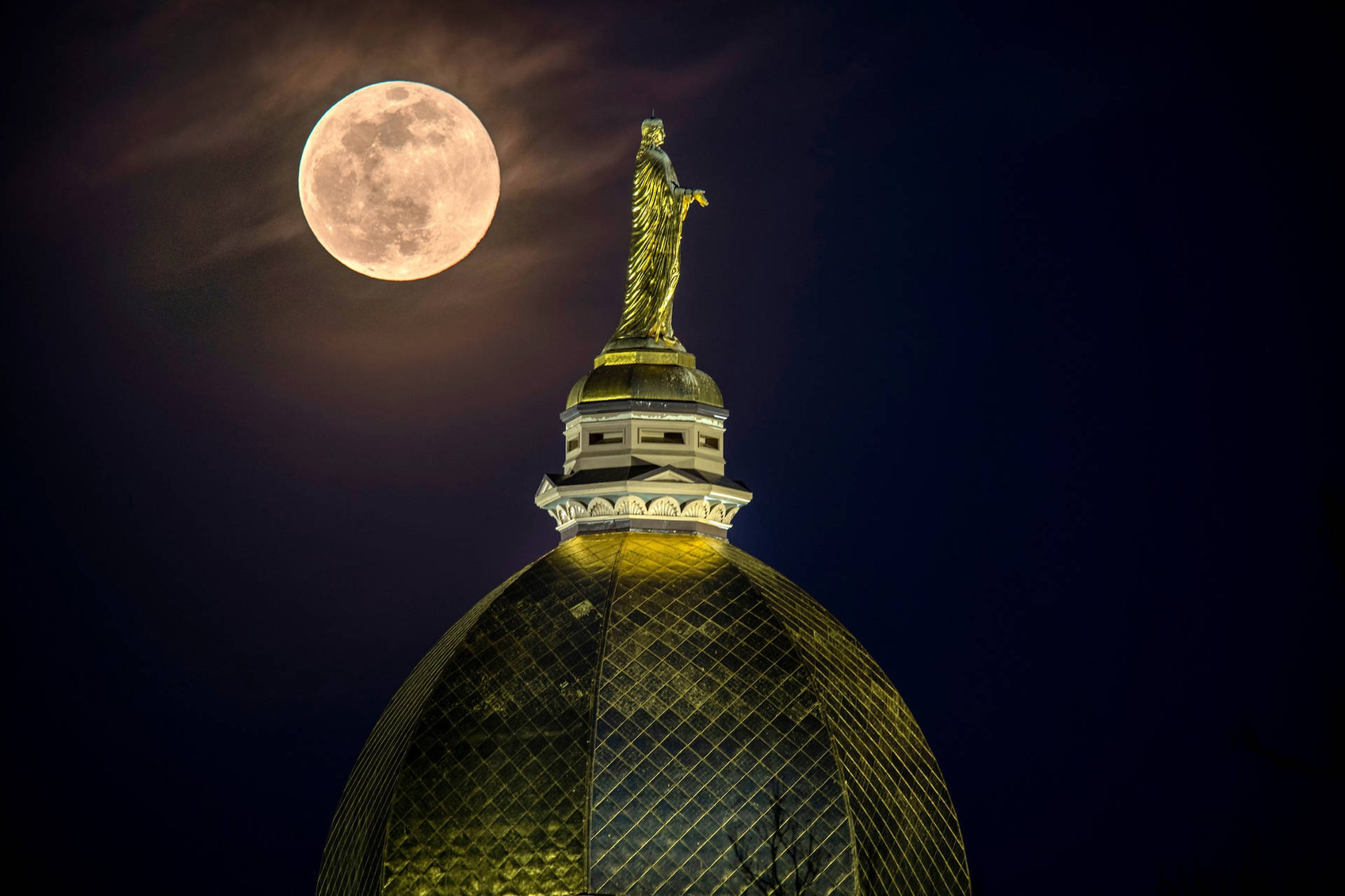 University Of Notre Dame Mary Atop Golden Dome Background