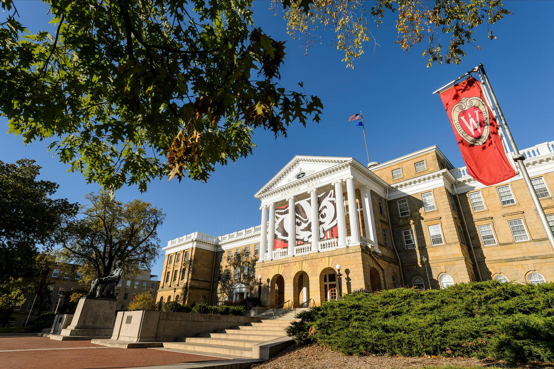 University Of Wisconsin-madison Campus Hall Background