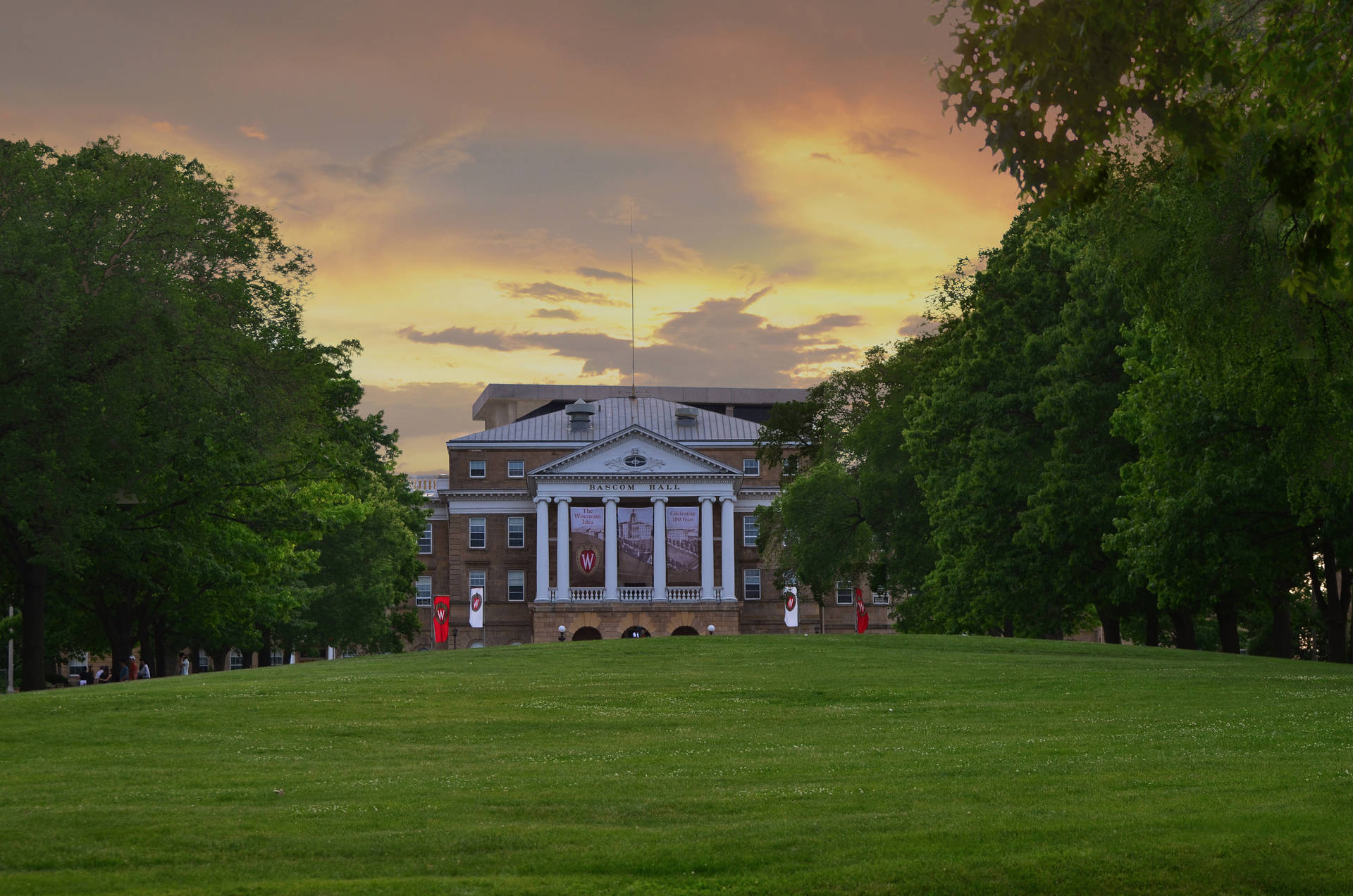 University Of Wisconsin-madison Hall Grass Field Background