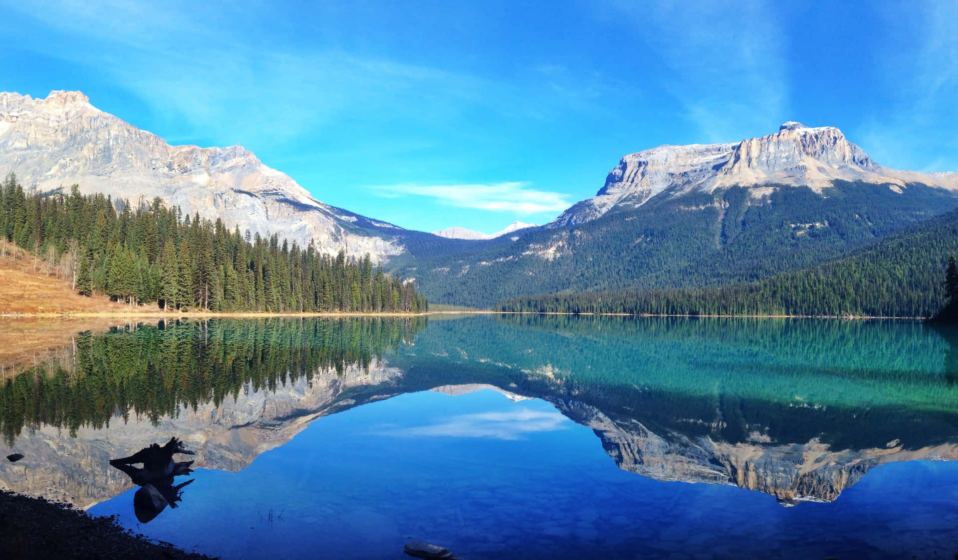 Unparalled Beauty Over A Majestic Mountain Lake Background