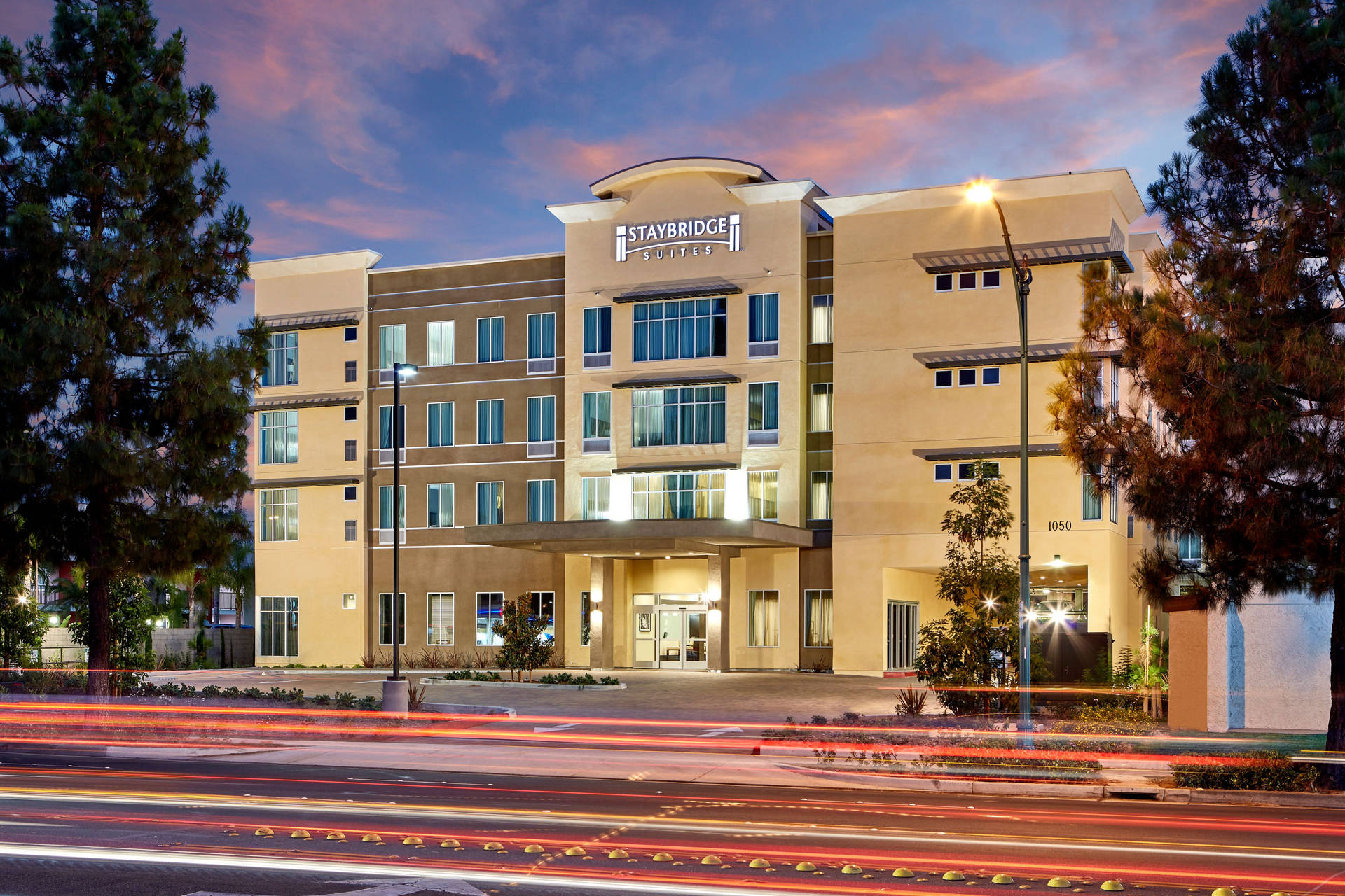 Unwind And Enjoy The Comfort Of Staybridge Suites Anaheim Background