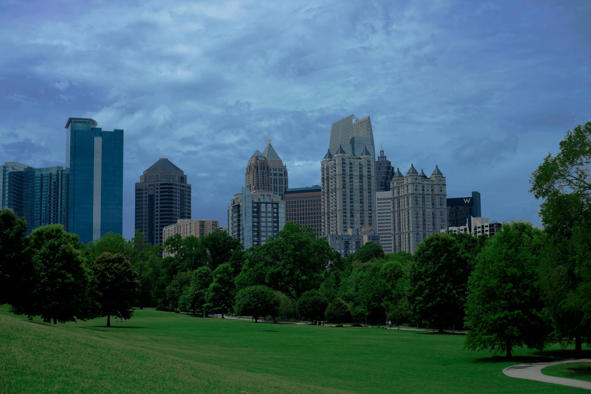 Urban Piedmont Park With Stunning Atlanta Skyline At Dusk Background