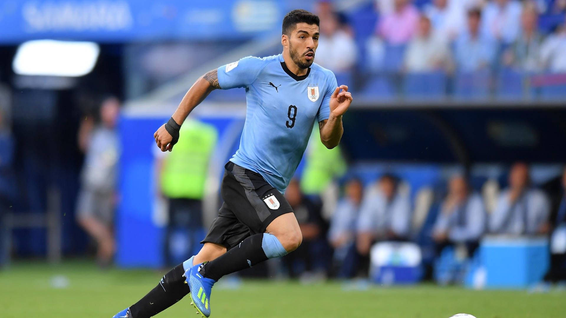 Uruguay Player Luis Suárez Running Background
