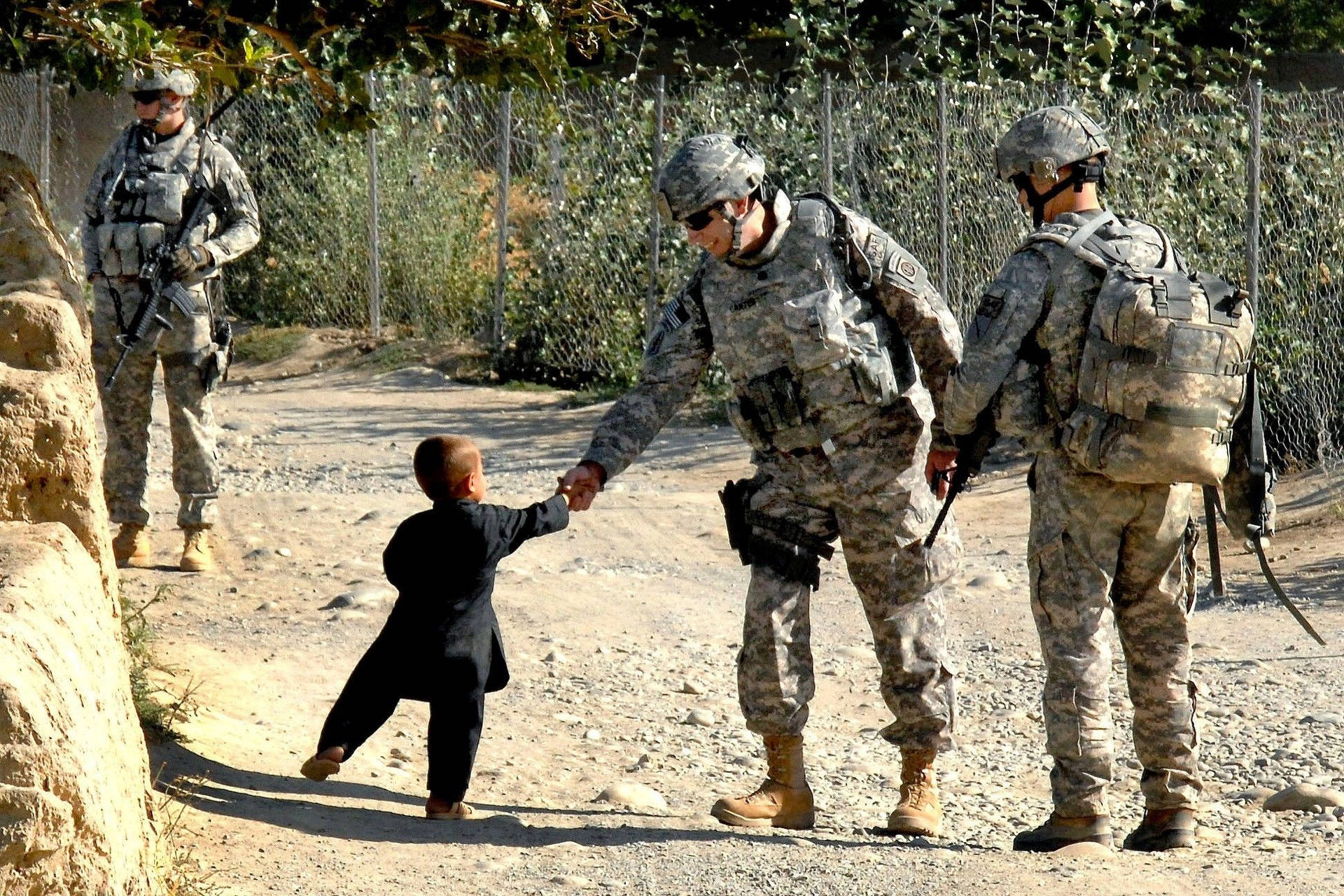 Us Army Shaking Boys Hand Background