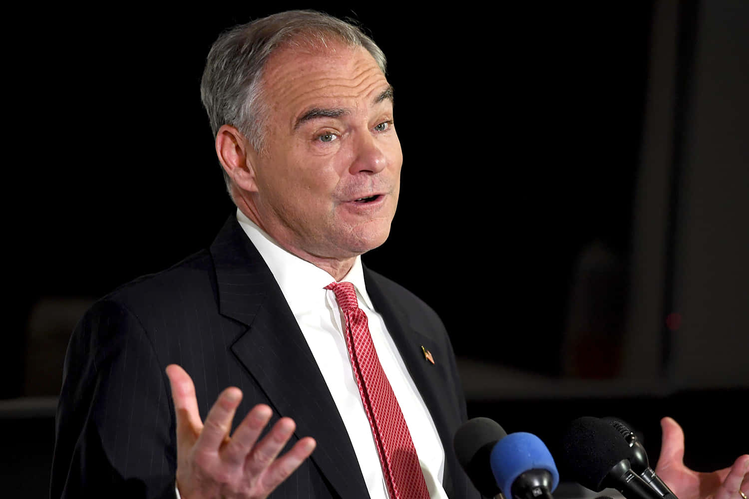 Us Politician Tim Kaine Delivering A Speech Background