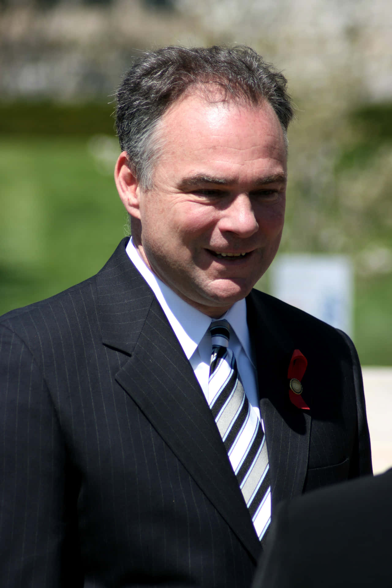 Us Politician Tim Kaine Outdoors Background