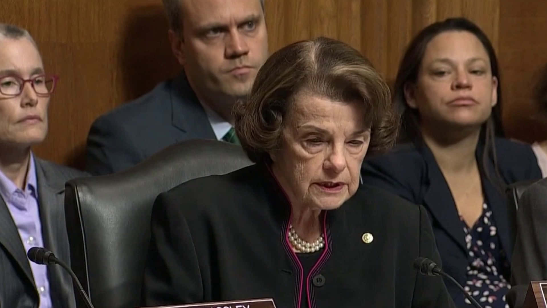 Us Senator Dianne Feinstein Reading Notes Background