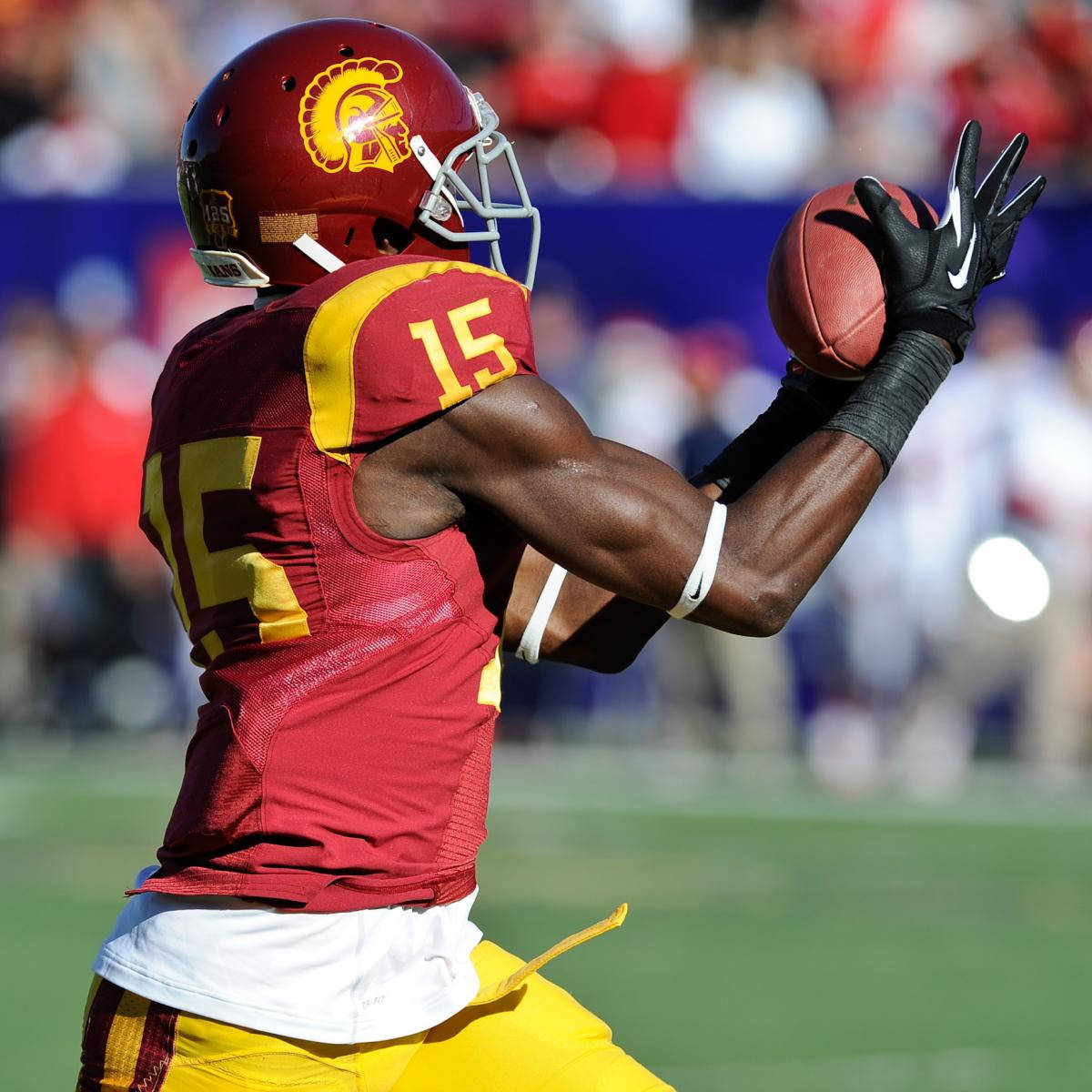 Usc Football Player Catch Ball Background