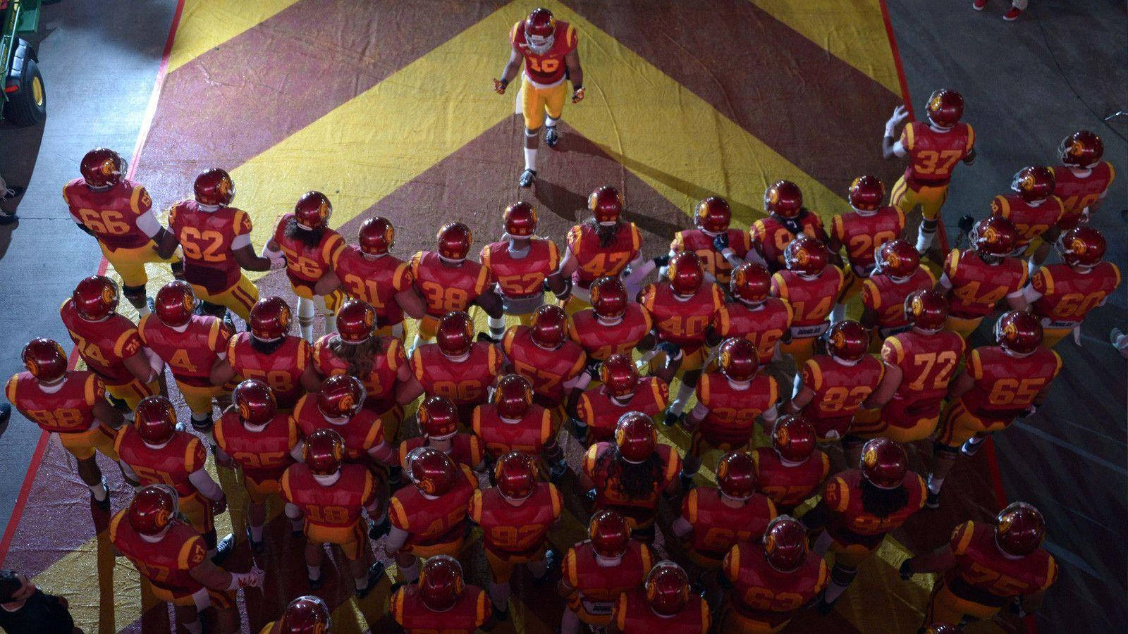 Usc Football Players Gathered Background