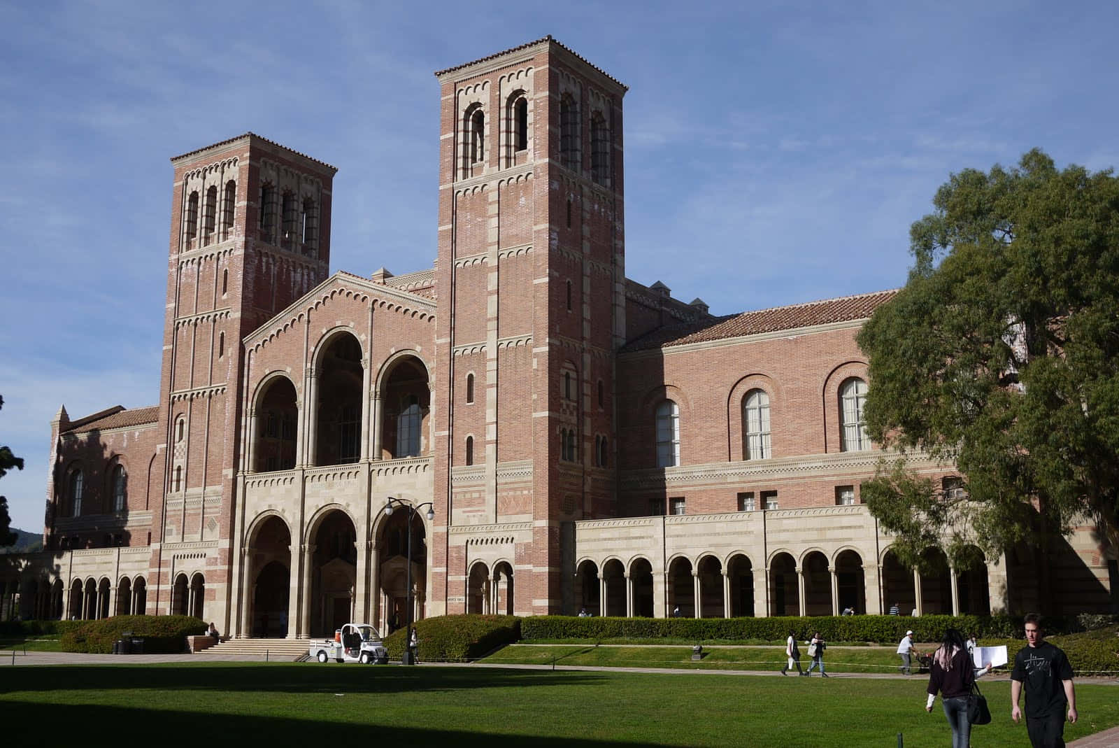 Utilizing The Beauty Of Ucla Campus Background