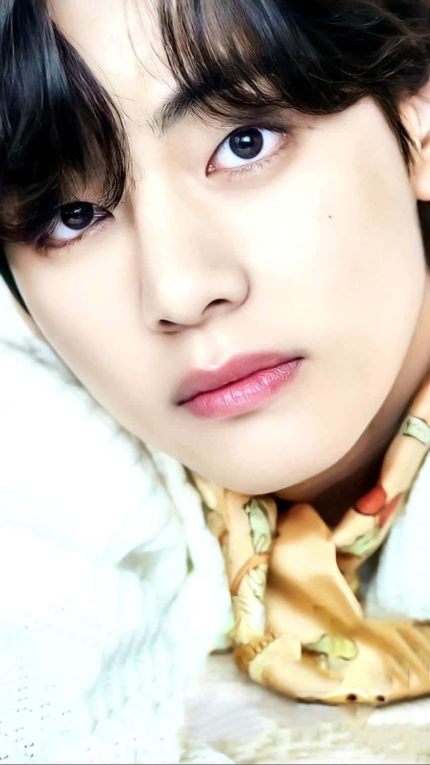 V Bts Phone In Charming Eyes Background