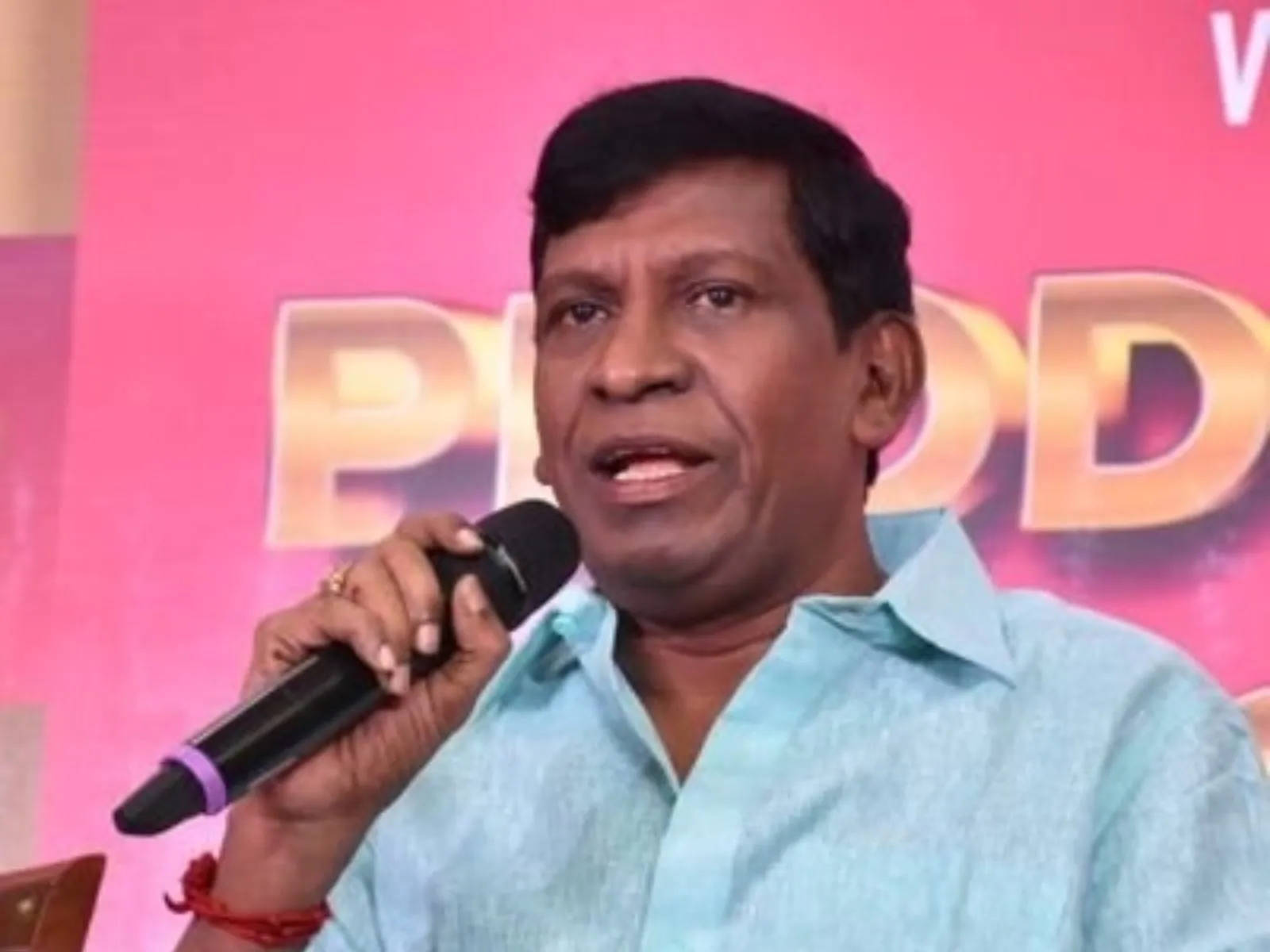 Vadivelu Singing On Stage