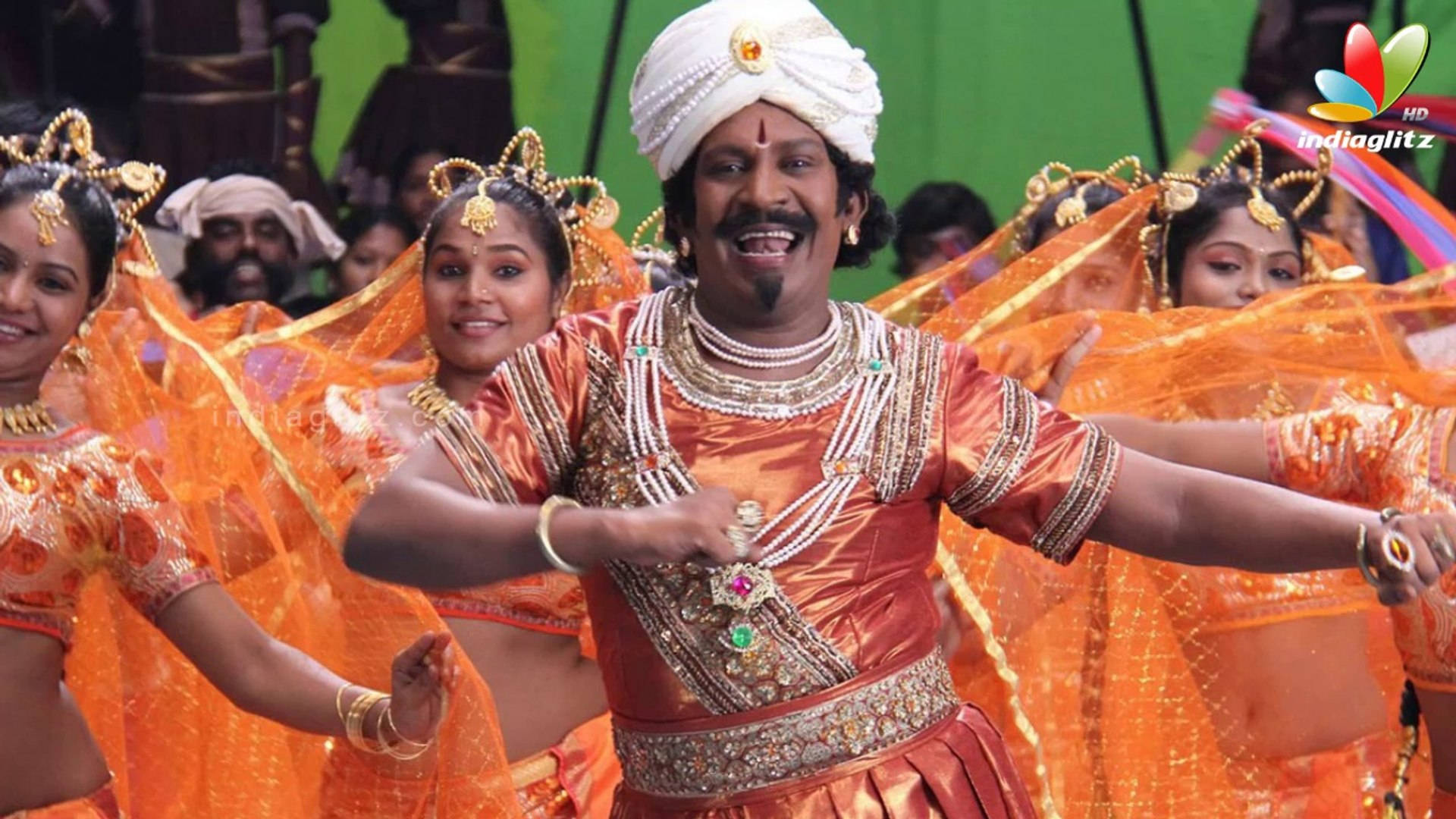 Vadivelu With Indian Dancers Background