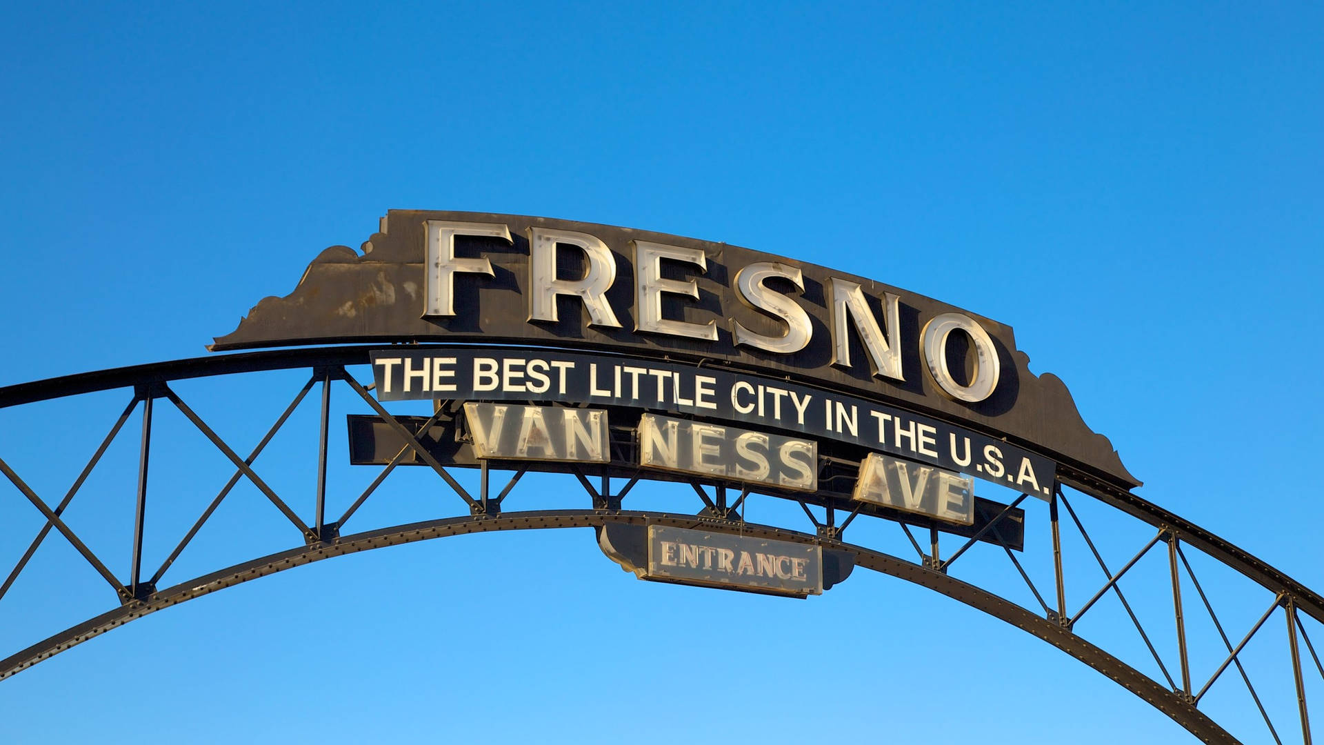 Van Ness Arch In Fresno California Background