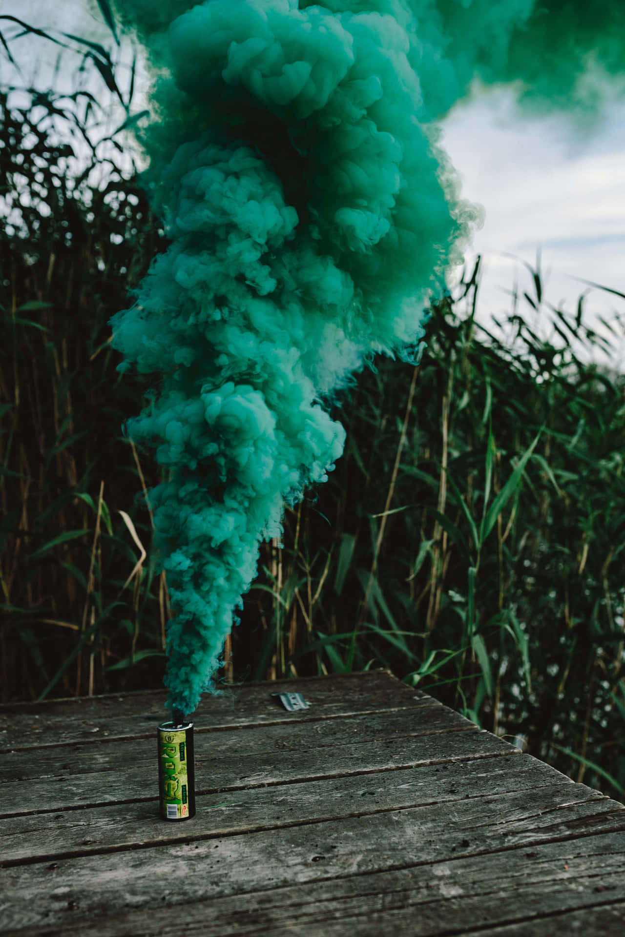 Vaporizing Thick Green Smoke Bomb