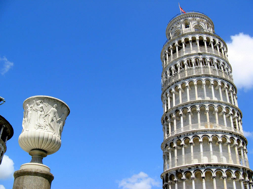 Vaso And Leaning Tower Of Pisa Background