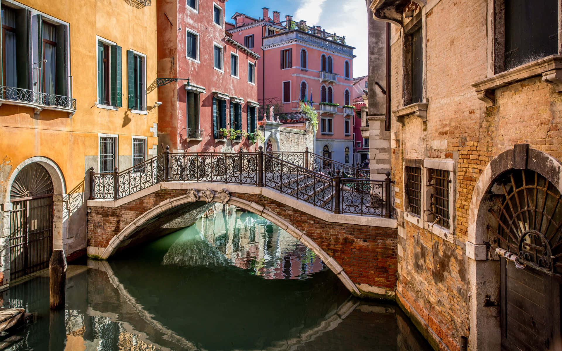 Venetian_ Canal_with_ Bridge Background