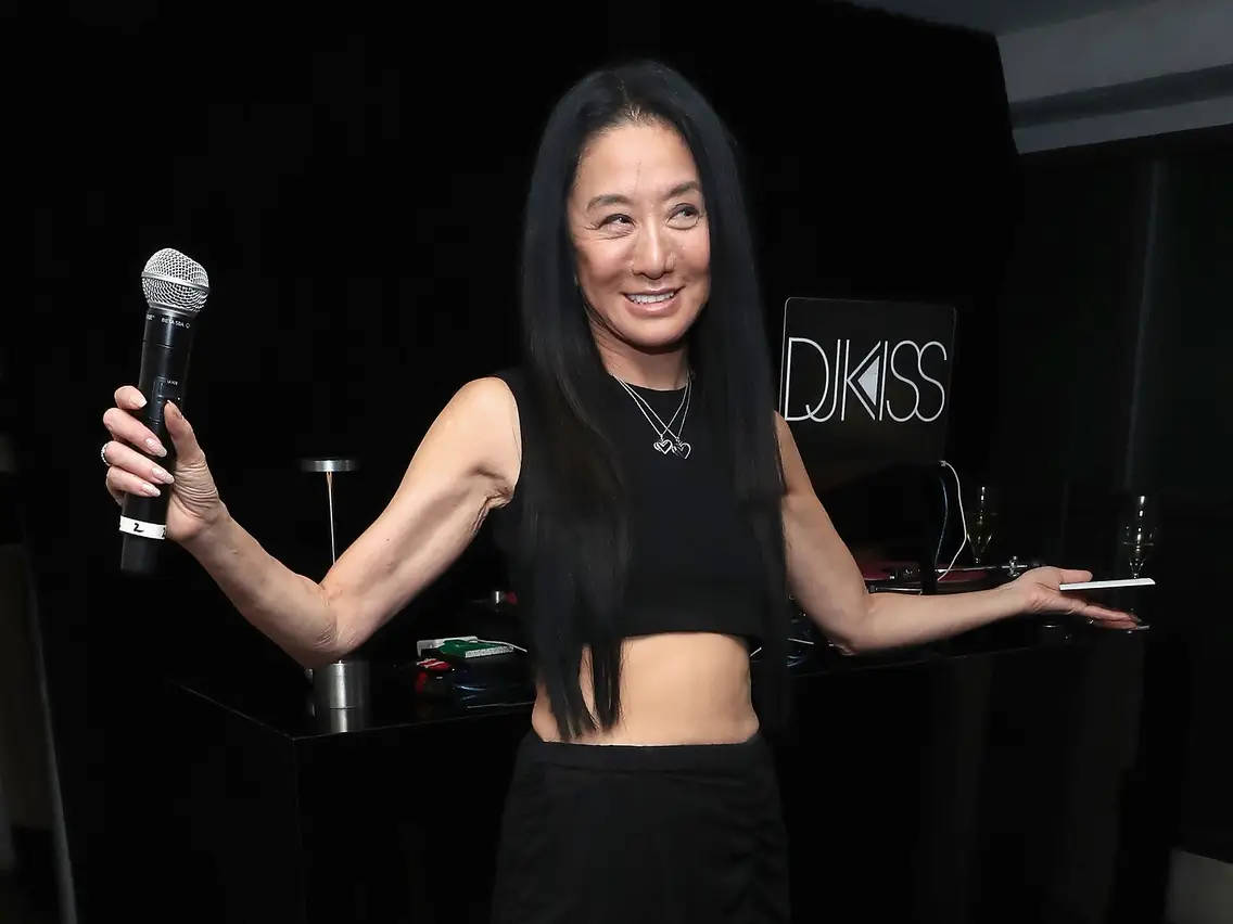 Vera Wang Holding A Microphone Background