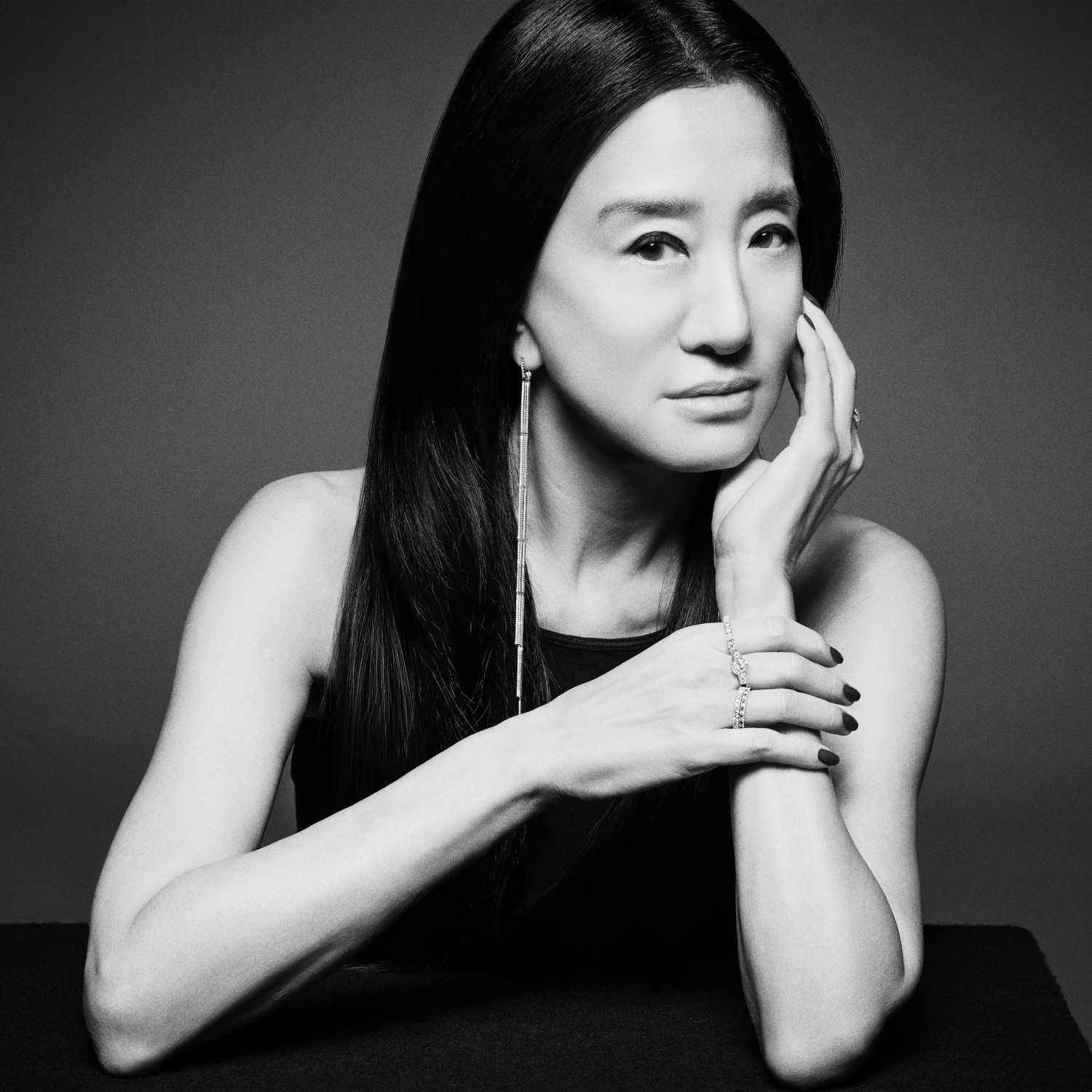 Vera Wang - The Icon Of Bridal Fashion Design Background