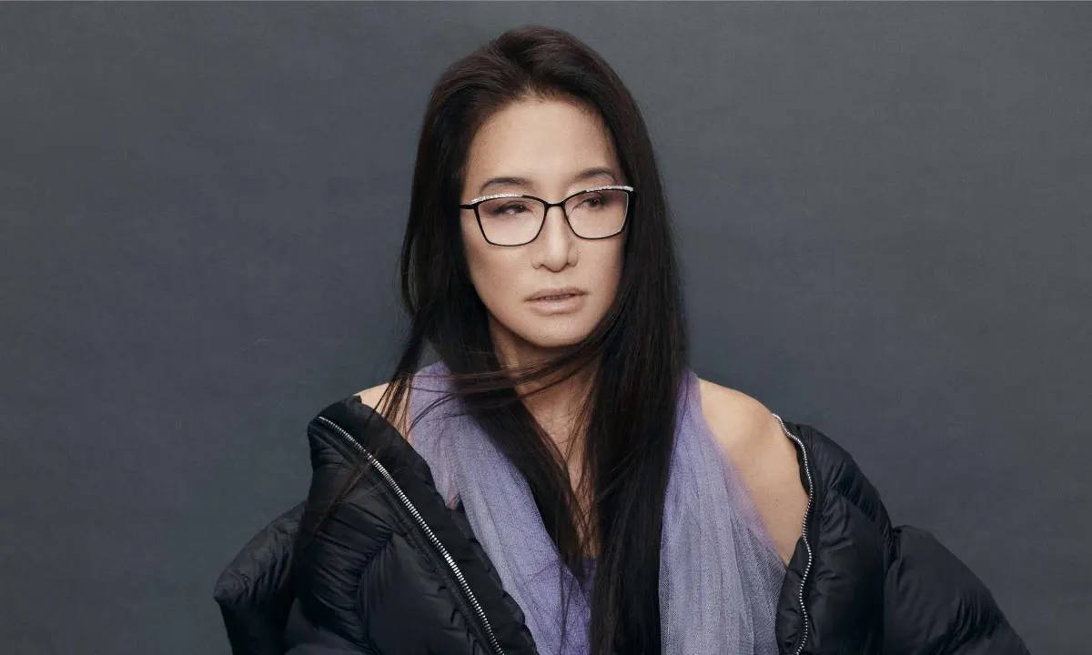 Vera Wang Wearing Eyeglasses Background