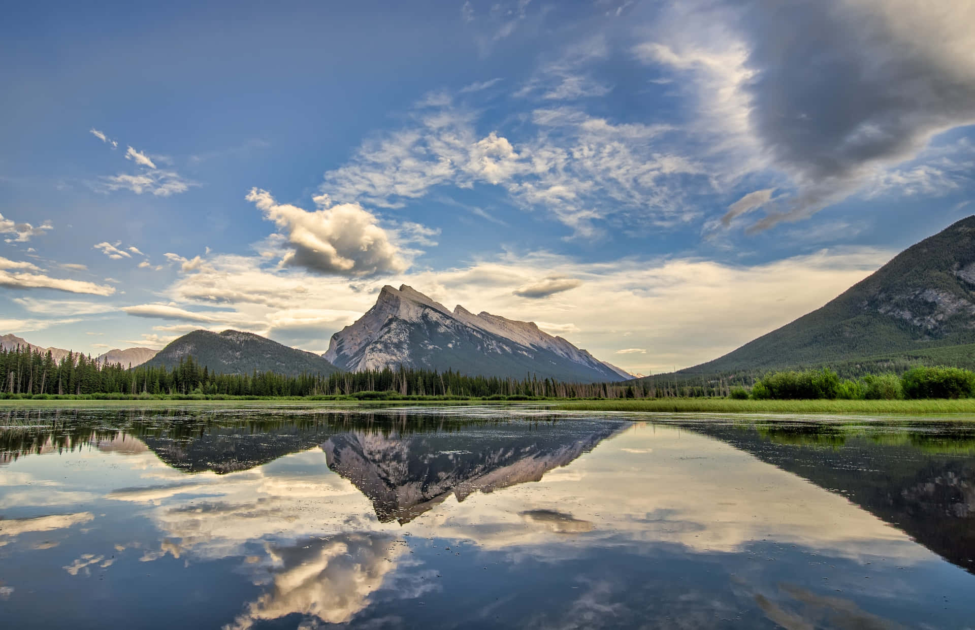 Vermilion Lakes Near Banff National Park Background