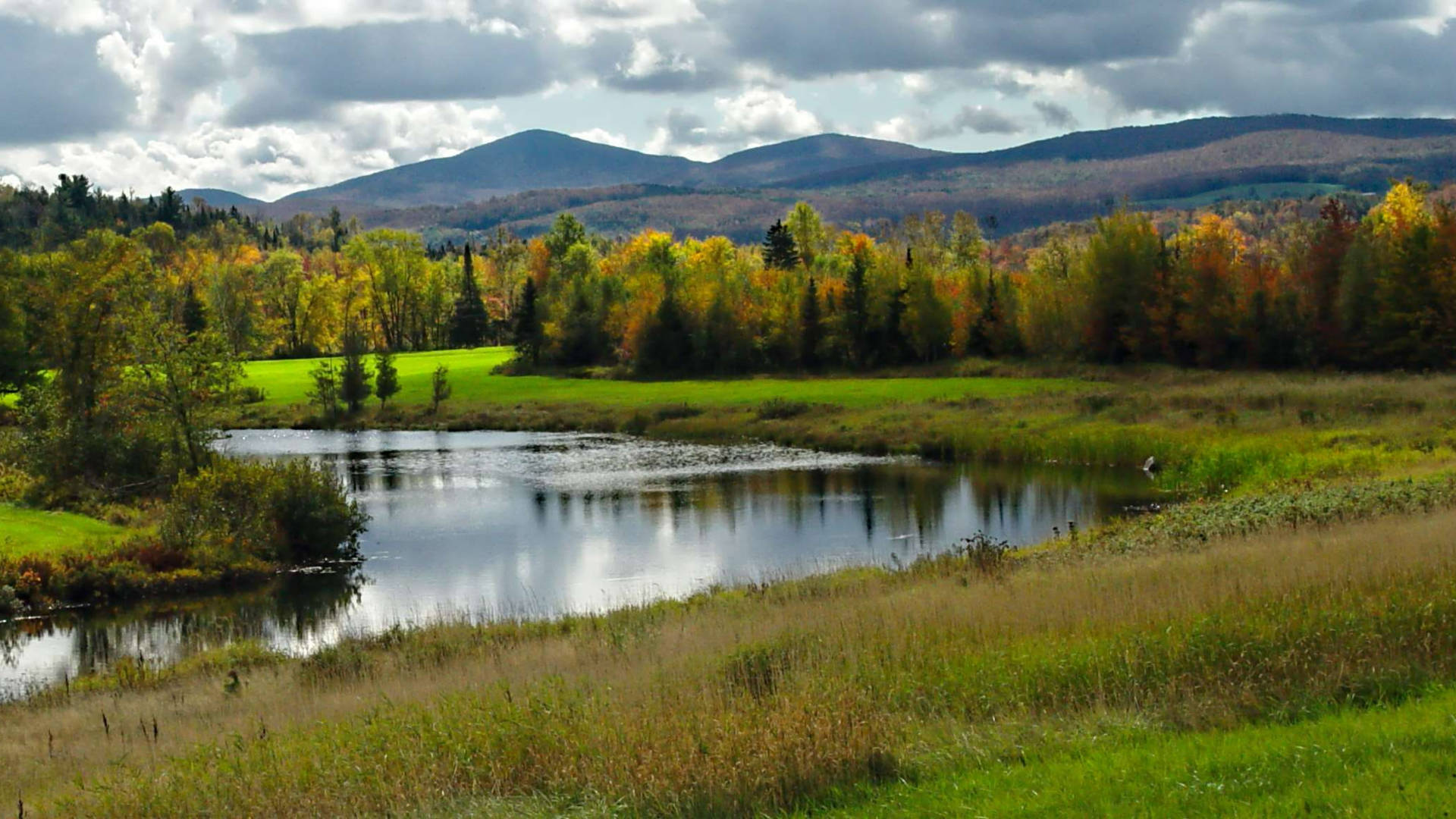 Vermont Lakes And Mountains Background