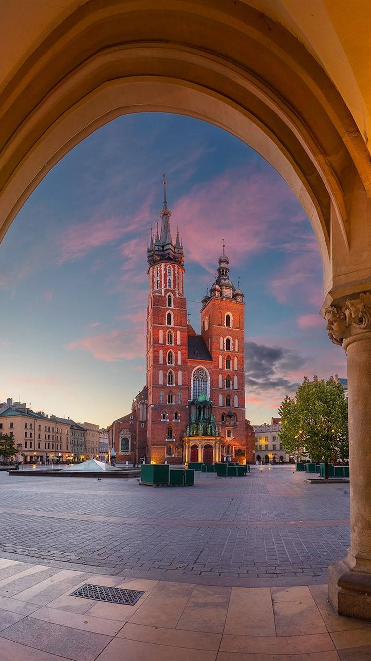 Vertical Photo Of St. Mary's Basilica, Krakow Poland Background