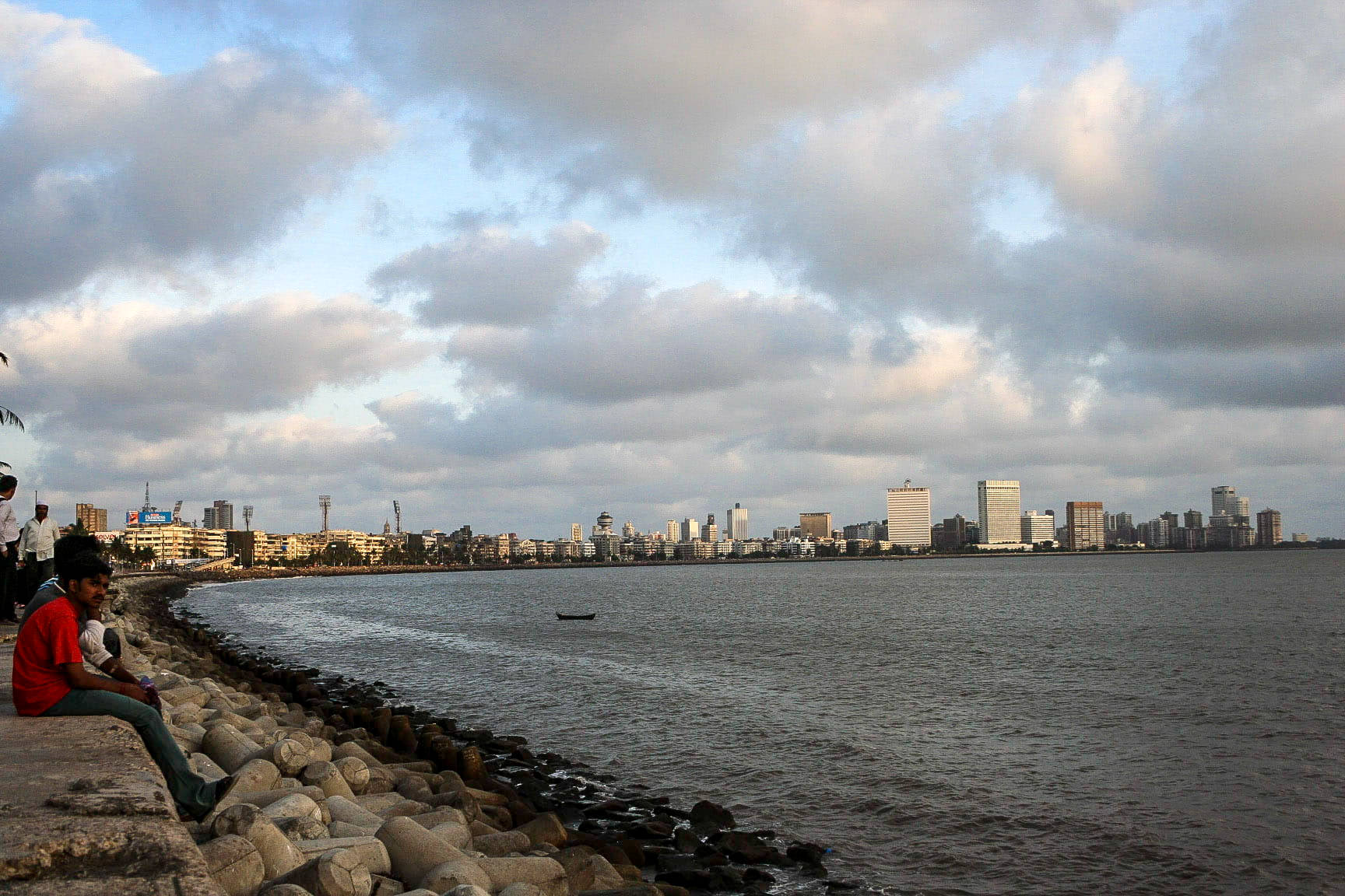 Vibrant Daytime At Marine Drive, Mumbai Background