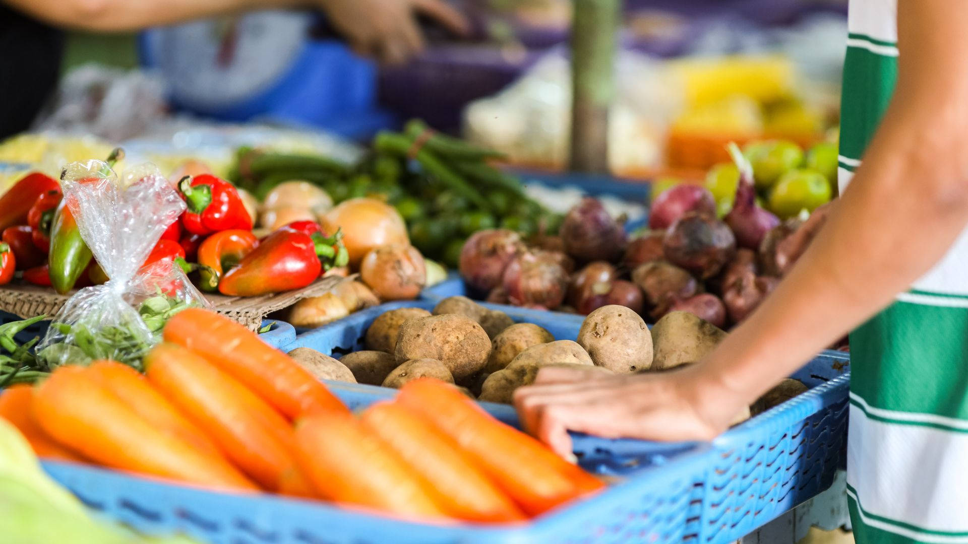 Vibrant Display Of Fresh Carrots At A Public Market Background