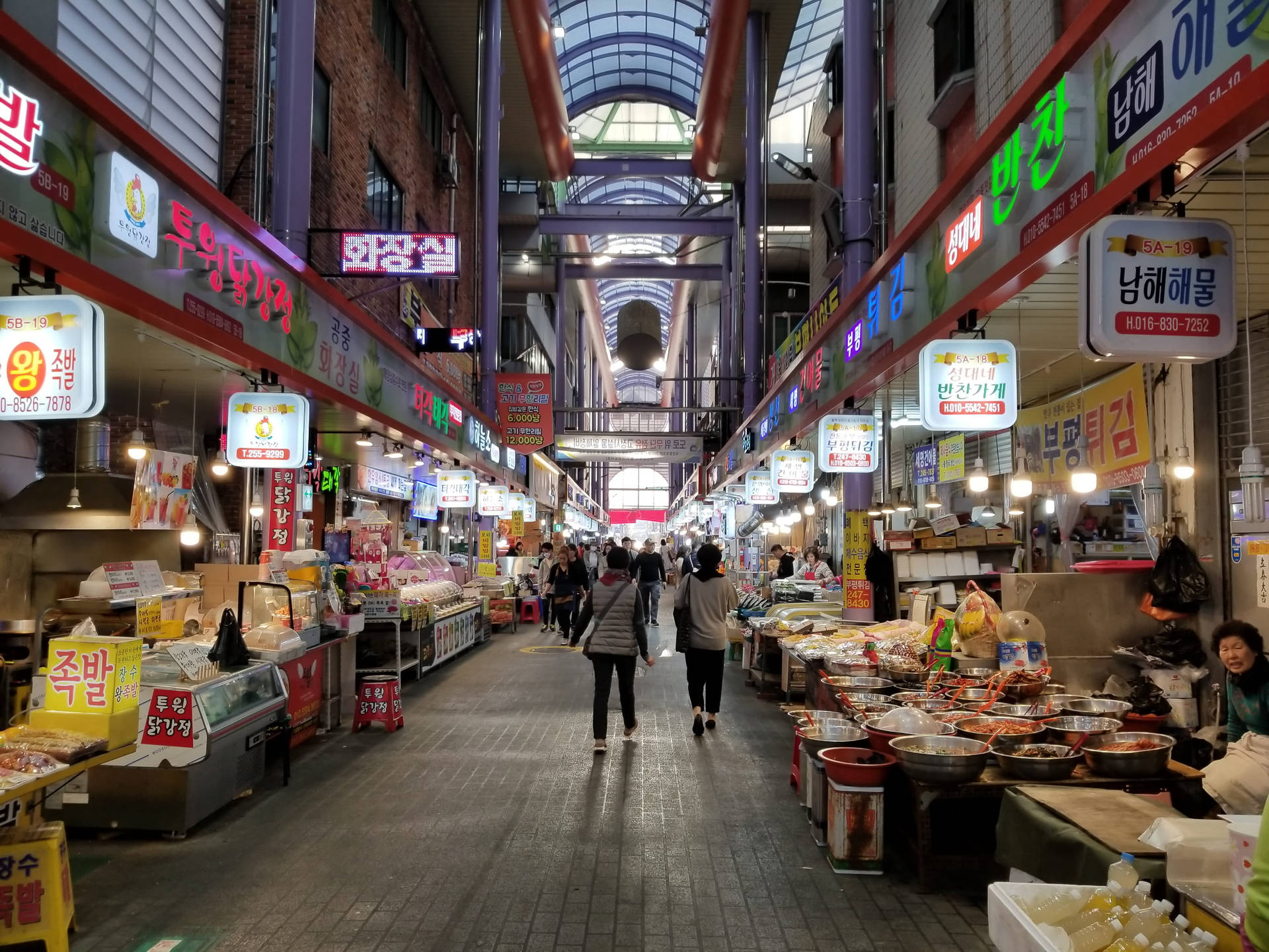 Vibrant Life At Busan City Public Market Background