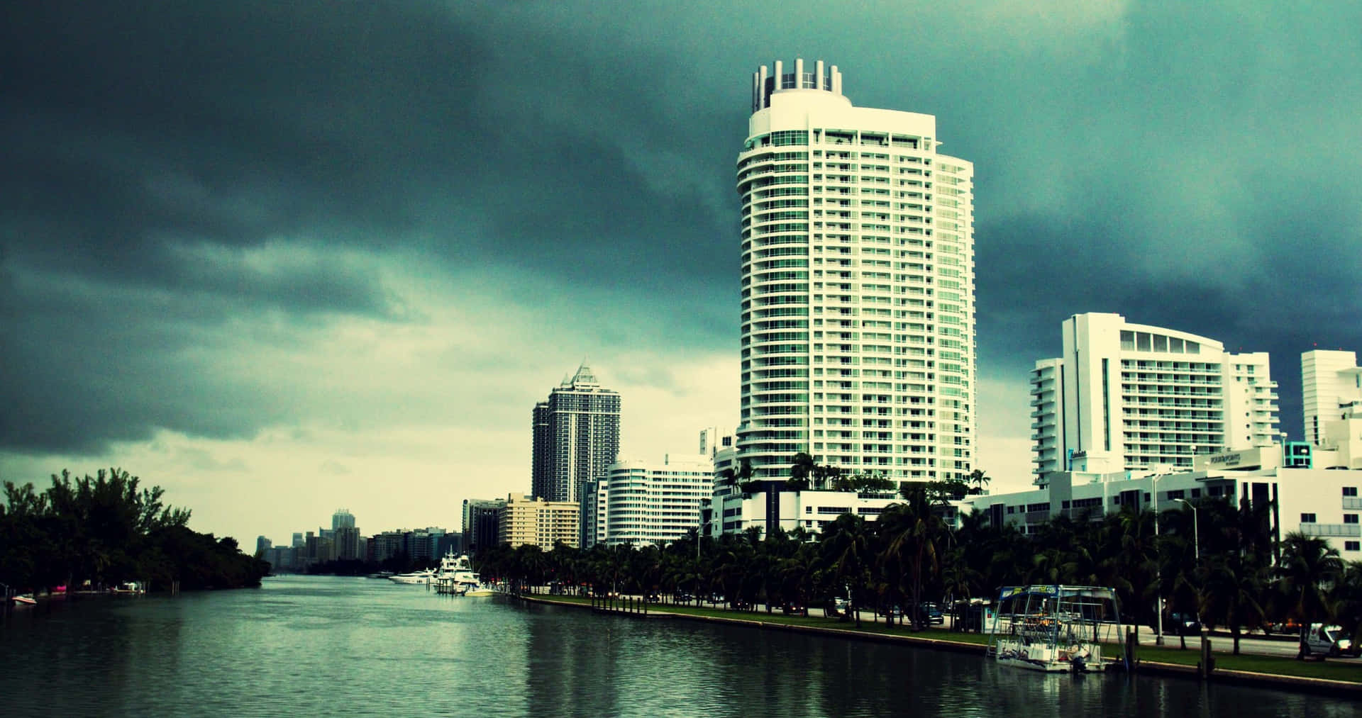 Vibrant Miami Skyline Meets Pristine Waters In This 4k Picture Background