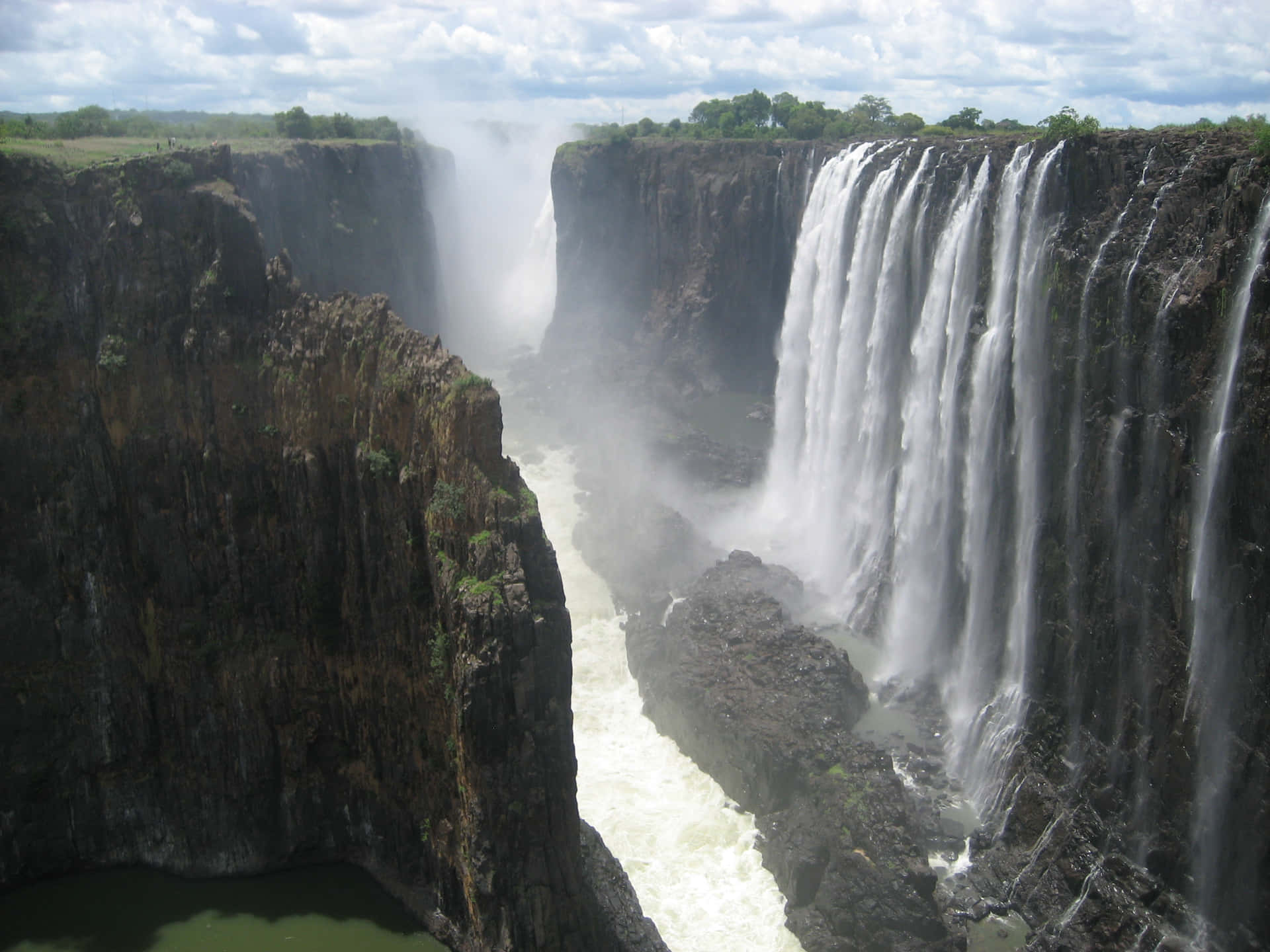 Victoria Falls Towering Valley Background