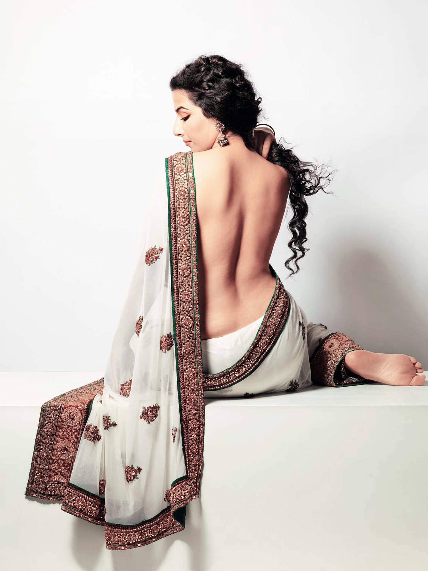 Vidya Balan Backless Saree Background