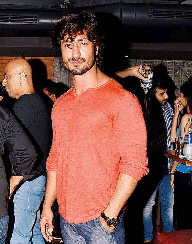Vidyut Jamwal Flaunts His Casual Yet Classy Style Background