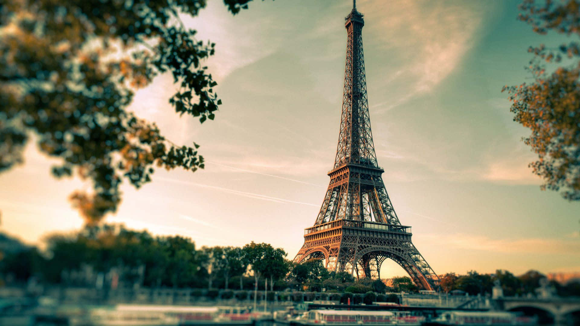 View Of The Beautiful Eiffel Tower In Sunny Paris, France Background