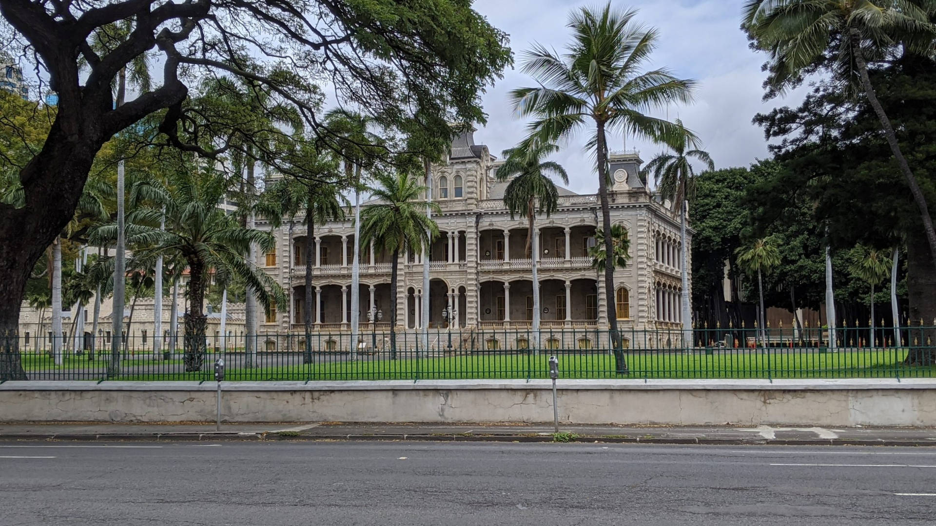 View Outside The Iolani Palace Background